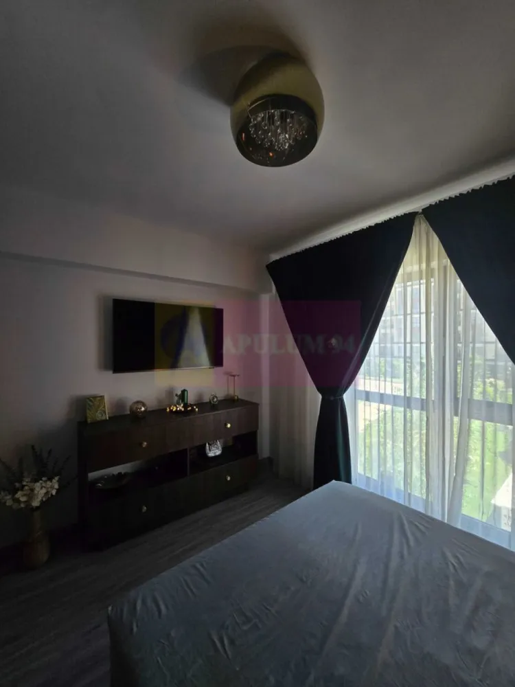 Apartament 2 camere Aqua City - Crangasi - Agentia Imobiliara Apulum 94
Vă propune spre vânzare un apartament cu 2 camere decomandqt, situat la etajul 2 în cadrul complexului rezidențial Aqua City. Proprietatea este ideală atât pentru locuit oferind un standard ridicat de confort și finisaje de calitate superioara.

​Apartamentul se vinde complet mobilat și utilat, cum se prezintă în fotografii, fiind gata pentru a primi noii proprietari fără a necesita investiții suplimentare.

​Dotări și Specificații Tehnice:

​Confort termic optim: Centrală termică proprie cu încălzire în pardoseală asigură o distribuție uniformă a căldurii și costuri reduse de întreținere (max. 300 lei/luna in lunile friguroase)

​Climatizare: Aer condiționat LG de 18.000 BTU, ideal pentru a menține o temperatură perfectă în toată casa în zilele caniculare.

​Electrocasnice premium: Bucătăria și zona de living sunt complet echipate cu aparatură de top de la Electrolux și Samsung (frigider, plită, cuptor, masina de spalat vase).

​Spațiu exterior generos: Un balcon deschis de 8 mp, ideal pentru momentele de relaxare sau pentru amenajarea unui colț de lectură/cafea.

​Despre Complex și Zonă:
​Aqua City oferă o comunitate tânără, siguranță (paza, bariera masini, camere video) și acces facil către punctele de interes din București. În proximitate găsiți hypermarketuri (Auchan Crângași), zone de recreere (Lacul Morii), școli, grădinițe și mijloace de transport în comun.

​