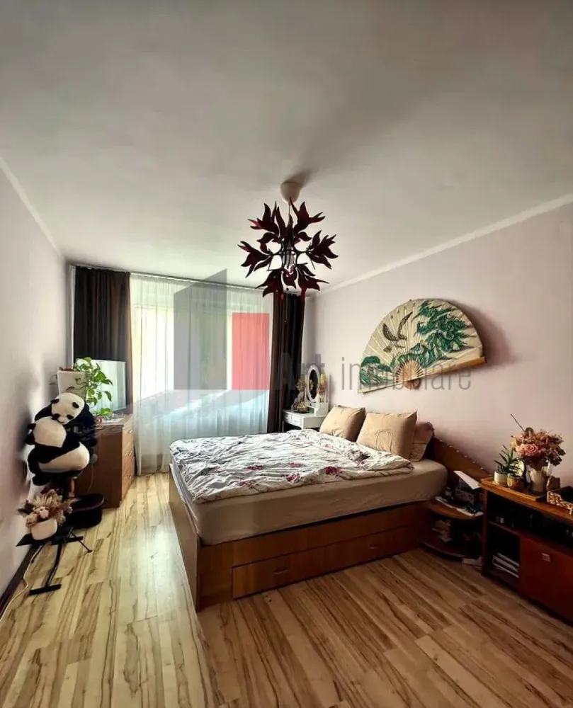🏢 Apartament 3 Camere Rahova | 67 m² | Centrală Proprie – Mobilat & Utilat - Vă propunem spre vânzare un apartament cu 3 camere, situat la parterul unui bloc cu 8 etaje construit în 1982, în cartierul Rahova., pe strada Barca. Cu o suprafață utilă generoasă de 67 m², locuința este în stare excelentă, gata de utilizare și reprezintă o oportunitate ideală pentru mutare imediată sau investiție.
📐 Dotări și Facilități Incluse:
 Confort termic: Încălzire prin centrală proprie pe gaz și aparat de aer condiționat.
Instalatii electrice si sanitare refacute integral
Electrocasnice: Bucătărie complet echipată cu plită, cuptor, frigider și mașină de spălat vase. Mașină de spălat rufe inclusă.
Mobilier: Se vinde complet mobilat, exact așa cum se vede în fotografii.
Depozitare: Dispune de o debara practică, ideală pentru organizarea eficientă a casei.
Siguranță: Dotat cu ușă metalică la intrare și sistem de supraveghere video.

📍 Localizare și Facilități Zonale:
Amplasarea este una avantajoasă, oferind acces facil și rapid către toate punctele de interes zilnic:
Cumpărături: În imediata apropiere se află supermarketuri și magazine de proximitate (ex: Carrefour Express).
Timp liber & Relaxare: Parcuri, locuri de joacă pentru copii, cafenele și restaurante (inclusiv "Restaurant Cuibul Rândunelelor").
Sănătate: Clinici medicale și farmacii la câteva minute distanță.
Transport în comun: Conexiuni rapide către restul orașului prin stațiile de autobuz și tramvai din zonă.

Stare: Gata de utilizare (mutare imediată)

📞 Nu ratați ocazia! Acest apartament oferă echilibrul perfect între confort, siguranță și o locație bine conectată. Programați o vizionare chiar astăzi!