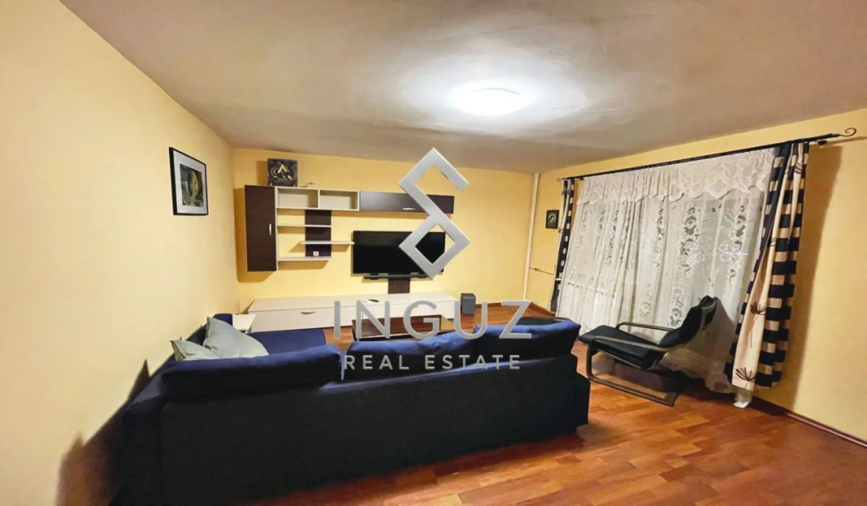 Proprietar inchiriez apartament 2 camere Colentina/Fundeni str Radovanu +loc parcare PET FRIENDLY - DE ÎNCHIRIAT – APARTAMENT 2 CAMERE | COLENTINA – FUNDENI | LOC DE PARCARE | PET FRIENDLY

500 €/lună (ușor negociabil)

Inguz Real Estate vă prezintă spre închiriere un apartament decomandat cu 2 camere, confort 1, situat pe Strada Radovanu, în zona Colentina – Fundeni, una dintre cele mai accesibile și bine conectate zone din București.

DETALII PROPRIETATE

• Suprafață utilă: 68 mp
• Compartimentare decomandată
• Etaj 6 din 8
• Bloc cu lift
• Balcon
• Debara spațioasă
• Loc de parcare privat inclus
• Aer condiționat
• Boiler pentru apă caldă
• Complet mobilat și utilat
• Internet și cablu existente
• PET FRIENDLY – se acceptă animale de companie

COMPARTIMENTARE

• Living generos cu zonă de birou
• Dormitor luminos
• Bucătărie mare, complet echipată
• Baie spațioasă
• Balcon și spații suplimentare de depozitare

LOCAȚIE

• Mega Image Non-Stop chiar în fața blocului
• Carrefour și Lidl în apropiere
• Stația STB 282 în fața imobilului
• Acces rapid către tramvaiul 21
• Aproape de Parcul Plumbuita și Parcul Motodrom
• În vecinătatea Școlii 39, Spectrum Lumina și Liceului Victor Babeș
• Aproape de grădinițe, facultăți și Spitalul Clinic Fundeni

AVANTAJE

• Loc de parcare inclus
• Aer condiționat
• Bloc reabilitat termic
• Zonă liniștită
• Acceptă animale de companie
• Ideal pentru cupluri, familii sau profesioniști

Disponibil din 15 Iulie 2026.

CONDIȚII FINANCIARE

• Chirie: 500 €/lună
• Garanție: 500 €
• Comision agenție: 50% din valoarea unei luni de chirie (250 €)
• Contract de închiriere obligatoriu

Se caută chiriași serioși și pe termen lung.
