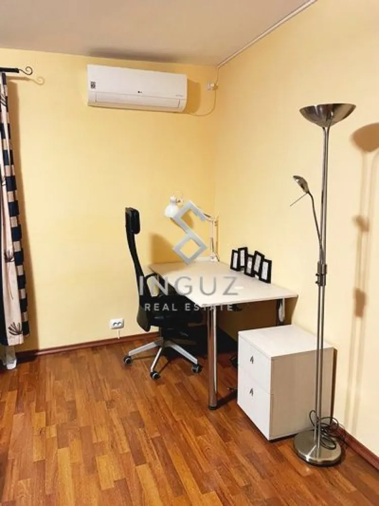 Proprietar inchiriez apartament 2 camere Colentina/Fundeni str Radovanu +loc parcare PET FRIENDLY - DE ÎNCHIRIAT – APARTAMENT 2 CAMERE | COLENTINA – FUNDENI | LOC DE PARCARE | PET FRIENDLY

500 €/lună (ușor negociabil)

Inguz Real Estate vă prezintă spre închiriere un apartament decomandat cu 2 camere, confort 1, situat pe Strada Radovanu, în zona Colentina – Fundeni, una dintre cele mai accesibile și bine conectate zone din București.

DETALII PROPRIETATE

• Suprafață utilă: 68 mp
• Compartimentare decomandată
• Etaj 6 din 8
• Bloc cu lift
• Balcon
• Debara spațioasă
• Loc de parcare privat inclus
• Aer condiționat
• Boiler pentru apă caldă
• Complet mobilat și utilat
• Internet și cablu existente
• PET FRIENDLY – se acceptă animale de companie

COMPARTIMENTARE

• Living generos cu zonă de birou
• Dormitor luminos
• Bucătărie mare, complet echipată
• Baie spațioasă
• Balcon și spații suplimentare de depozitare

LOCAȚIE

• Mega Image Non-Stop chiar în fața blocului
• Carrefour și Lidl în apropiere
• Stația STB 282 în fața imobilului
• Acces rapid către tramvaiul 21
• Aproape de Parcul Plumbuita și Parcul Motodrom
• În vecinătatea Școlii 39, Spectrum Lumina și Liceului Victor Babeș
• Aproape de grădinițe, facultăți și Spitalul Clinic Fundeni

AVANTAJE

• Loc de parcare inclus
• Aer condiționat
• Bloc reabilitat termic
• Zonă liniștită
• Acceptă animale de companie
• Ideal pentru cupluri, familii sau profesioniști

Disponibil din 15 Iulie 2026.

CONDIȚII FINANCIARE

• Chirie: 500 €/lună
• Garanție: 500 €
• Comision agenție: 50% din valoarea unei luni de chirie (250 €)
• Contract de închiriere obligatoriu

Se caută chiriași serioși și pe termen lung.