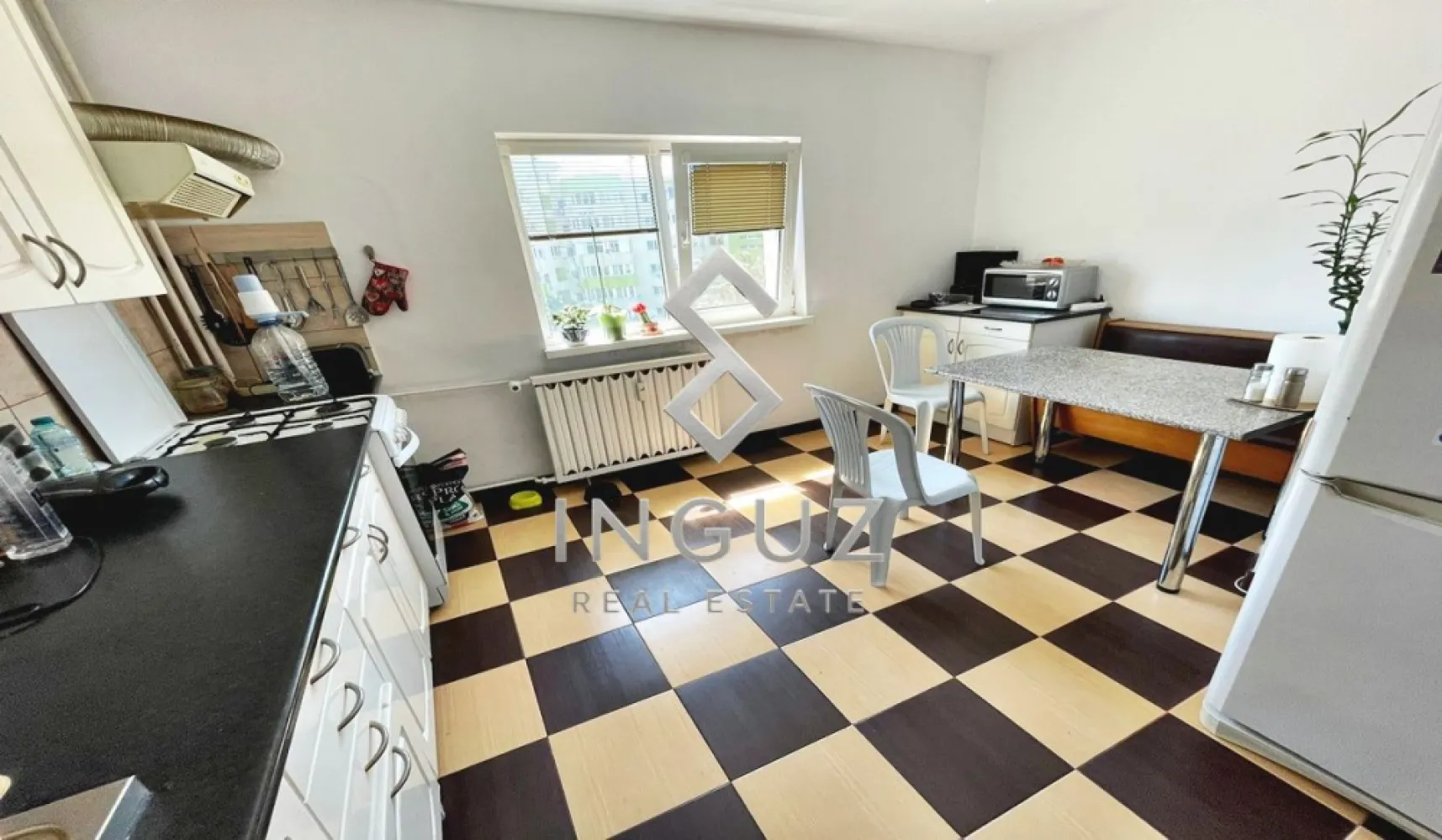 Proprietar inchiriez apartament 2 camere Colentina/Fundeni str Radovanu +loc parcare PET FRIENDLY - DE ÎNCHIRIAT – APARTAMENT 2 CAMERE | COLENTINA – FUNDENI | LOC DE PARCARE | PET FRIENDLY

500 €/lună (ușor negociabil)

Inguz Real Estate vă prezintă spre închiriere un apartament decomandat cu 2 camere, confort 1, situat pe Strada Radovanu, în zona Colentina – Fundeni, una dintre cele mai accesibile și bine conectate zone din București.

DETALII PROPRIETATE

• Suprafață utilă: 68 mp
• Compartimentare decomandată
• Etaj 6 din 8
• Bloc cu lift
• Balcon
• Debara spațioasă
• Loc de parcare privat inclus
• Aer condiționat
• Boiler pentru apă caldă
• Complet mobilat și utilat
• Internet și cablu existente
• PET FRIENDLY – se acceptă animale de companie

COMPARTIMENTARE

• Living generos cu zonă de birou
• Dormitor luminos
• Bucătărie mare, complet echipată
• Baie spațioasă
• Balcon și spații suplimentare de depozitare

LOCAȚIE

• Mega Image Non-Stop chiar în fața blocului
• Carrefour și Lidl în apropiere
• Stația STB 282 în fața imobilului
• Acces rapid către tramvaiul 21
• Aproape de Parcul Plumbuita și Parcul Motodrom
• În vecinătatea Școlii 39, Spectrum Lumina și Liceului Victor Babeș
• Aproape de grădinițe, facultăți și Spitalul Clinic Fundeni

AVANTAJE

• Loc de parcare inclus
• Aer condiționat
• Bloc reabilitat termic
• Zonă liniștită
• Acceptă animale de companie
• Ideal pentru cupluri, familii sau profesioniști

Disponibil din 15 Iulie 2026.

CONDIȚII FINANCIARE

• Chirie: 500 €/lună
• Garanție: 500 €
• Comision agenție: 50% din valoarea unei luni de chirie (250 €)
• Contract de închiriere obligatoriu

Se caută chiriași serioși și pe termen lung.