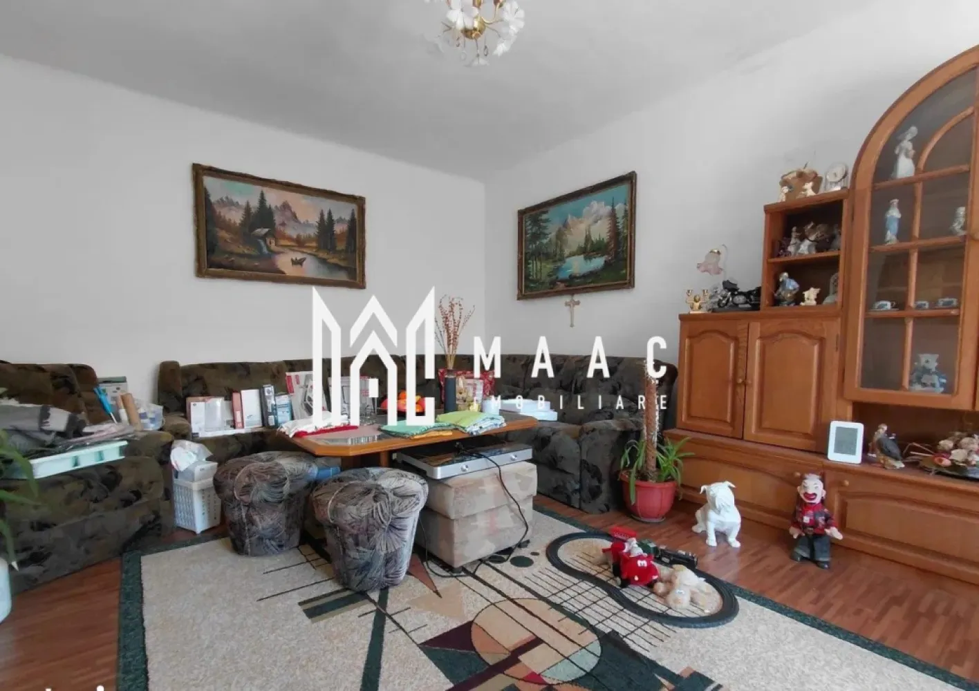 Casă individuală 4 camere | Strada Socului, Șura Mare | 120 mp, teren 1.100 mp - Casă individuală de vânzare în Șura Mare, pe Strada Socului, cu 4 camere, 120 mp utili și teren de 1.100 mp. O proprietate potrivită pentru o familie care își dorește spațiu, curte generoasă și intimitate aproape de Sibiu.

Detalii proprietate:
• Suprafață utilă: aproximativ 120 mp
• Suprafață construită: 160 mp
• Compartimentare: living cu bucătărie open-space, 3 dormitoare, baie
• Pivniță de aproximativ 30 mp
• Teren total: 1.100 mp
• Curte pavată și generoasă
• Terasă acoperită
• Bucătărie de vară
• Anexe și spații de depozitare
• Livadă și teren liber de aproximativ 600 mp

Context și amplasare:
Proprietatea este situată într-o zonă liniștită din Șura Mare, cu deschidere la o stradă secundară separată de accesul principal. Acest avantaj oferă flexibilitate pentru acces și pentru viitoare proiecte, într-o zonă aflată aproape de Sibiu.

Pentru detalii suplimentare și programarea unei vizionări, contactați-ne cu încredere. Cod anunț CP3161410.