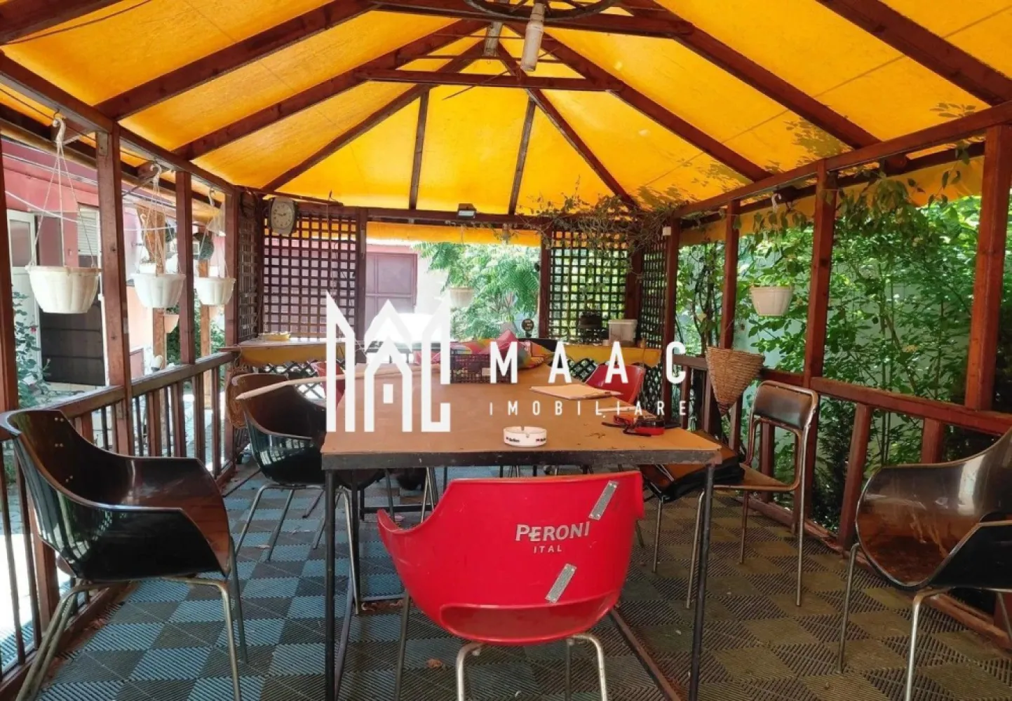 Casă individuală 4 camere | Strada Socului, Șura Mare | 120 mp, teren 1.100 mp - Casă individuală de vânzare în Șura Mare, pe Strada Socului, cu 4 camere, 120 mp utili și teren de 1.100 mp. O proprietate potrivită pentru o familie care își dorește spațiu, curte generoasă și intimitate aproape de Sibiu.

Detalii proprietate:
• Suprafață utilă: aproximativ 120 mp
• Suprafață construită: 160 mp
• Compartimentare: living cu bucătărie open-space, 3 dormitoare, baie
• Pivniță de aproximativ 30 mp
• Teren total: 1.100 mp
• Curte pavată și generoasă
• Terasă acoperită
• Bucătărie de vară
• Anexe și spații de depozitare
• Livadă și teren liber de aproximativ 600 mp

Context și amplasare:
Proprietatea este situată într-o zonă liniștită din Șura Mare, cu deschidere la o stradă secundară separată de accesul principal. Acest avantaj oferă flexibilitate pentru acces și pentru viitoare proiecte, într-o zonă aflată aproape de Sibiu.

Pentru detalii suplimentare și programarea unei vizionări, contactați-ne cu încredere. Cod anunț CP3161410.
