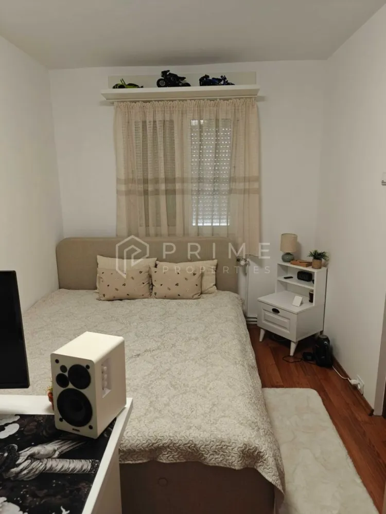 Apartament cu 2 camere, mobilat și renovat – Zona Dâmbul Pietros - Vă propunem spre vânzare un apartament cu 2 camere, semidecomandat, situat într-o zonă foarte liniștită și căutată din cartierul Dâmbul Pietros, pe strada Măgurei. Proprietatea este foarte luminoasă, excelent compartimentată și este disponibilă pentru ocupare imediată.

Detalii principale și compartimentare:
Regim de înălțime: Etajul 3 din 4
Structură: Semidecomandat, spațiul fiind optimizat pentru un confort sporit.
Configurație: 2 camere, bucătărie, hol, baie și un balcon închis, ideal pentru relaxare sau depozitare.

Finisaje și dotări:

Stare interior: Recent renovat complet și amenajat cu bun gust. Se vinde complet mobilat și utilat, exact cum se prezintă în fotografii.
Eficiență termică: Blocul a fost izolat termic pe exterior în anul 2024, asigurând cheltuieli minime de întreținere. Apartamentul dispune de geamuri termopan integral și centrală termică proprie.
Climatizare: Dotat cu aparat de aer condiționat nou-nouț, aflat în garanție.
Conectivitate: Utilități complete, inclusiv rețea activă de internet și cablu TV.

Avantaje și oportunitate:
Amplasat într-o zonă verde și ferită de agitație, dar cu acces rapid la toate punctele de interes din cartier, acest apartament reprezintă o oportunitate excelentă. Este ideal atât pentru o familie sau un cuplu care își dorește o locuință gata de mutat, cât și pentru investitori, garantând un randament foarte bun pe piața chiriilor.