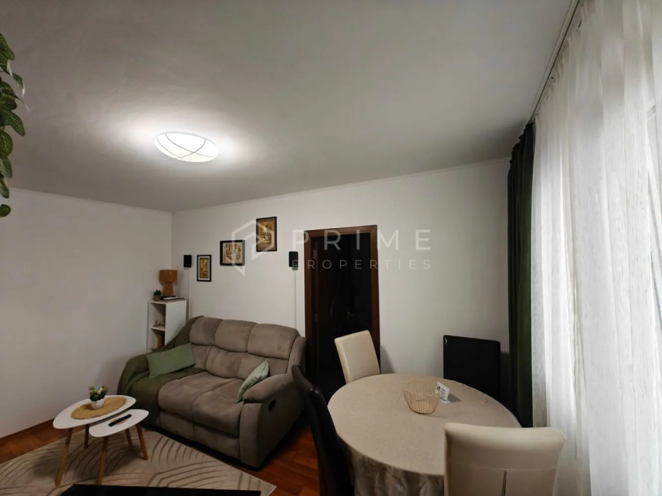 Apartament cu 2 camere, mobilat și renovat – Zona Dâmbul Pietros - Vă propunem spre vânzare un apartament cu 2 camere, semidecomandat, situat într-o zonă foarte liniștită și căutată din cartierul Dâmbul Pietros, pe strada Măgurei. Proprietatea este foarte luminoasă, excelent compartimentată și este disponibilă pentru ocupare imediată.

Detalii principale și compartimentare:
Regim de înălțime: Etajul 3 din 4
Structură: Semidecomandat, spațiul fiind optimizat pentru un confort sporit.
Configurație: 2 camere, bucătărie, hol, baie și un balcon închis, ideal pentru relaxare sau depozitare.

Finisaje și dotări:

Stare interior: Recent renovat complet și amenajat cu bun gust. Se vinde complet mobilat și utilat, exact cum se prezintă în fotografii.
Eficiență termică: Blocul a fost izolat termic pe exterior în anul 2024, asigurând cheltuieli minime de întreținere. Apartamentul dispune de geamuri termopan integral și centrală termică proprie.
Climatizare: Dotat cu aparat de aer condiționat nou-nouț, aflat în garanție.
Conectivitate: Utilități complete, inclusiv rețea activă de internet și cablu TV.

Avantaje și oportunitate:
Amplasat într-o zonă verde și ferită de agitație, dar cu acces rapid la toate punctele de interes din cartier, acest apartament reprezintă o oportunitate excelentă. Este ideal atât pentru o familie sau un cuplu care își dorește o locuință gata de mutat, cât și pentru investitori, garantând un randament foarte bun pe piața chiriilor.