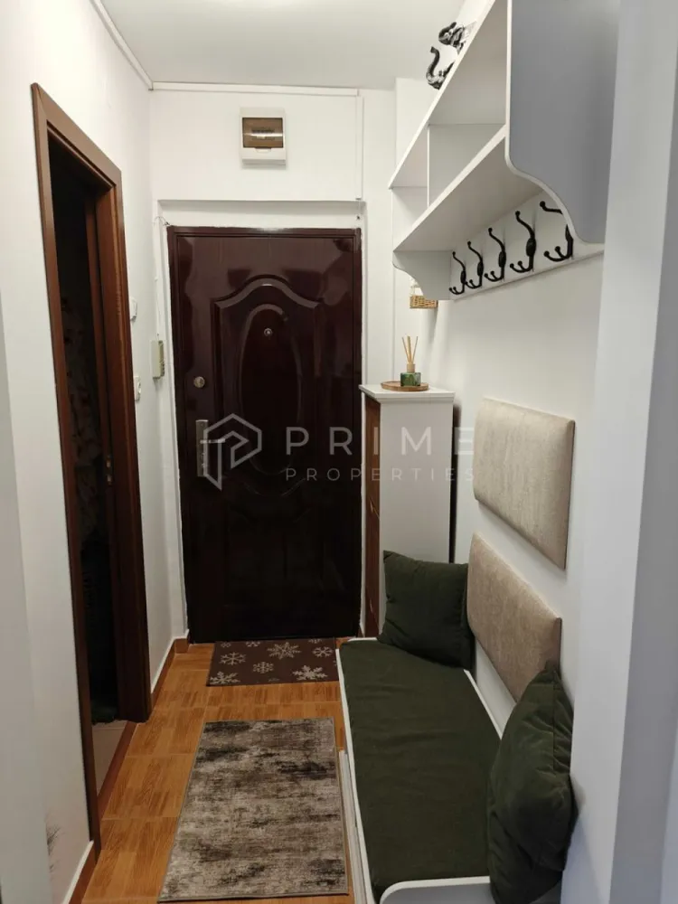 Apartament cu 2 camere, mobilat și renovat – Zona Dâmbul Pietros - Vă propunem spre vânzare un apartament cu 2 camere, semidecomandat, situat într-o zonă foarte liniștită și căutată din cartierul Dâmbul Pietros, pe strada Măgurei. Proprietatea este foarte luminoasă, excelent compartimentată și este disponibilă pentru ocupare imediată.

Detalii principale și compartimentare:
Regim de înălțime: Etajul 3 din 4
Structură: Semidecomandat, spațiul fiind optimizat pentru un confort sporit.
Configurație: 2 camere, bucătărie, hol, baie și un balcon închis, ideal pentru relaxare sau depozitare.

Finisaje și dotări:

Stare interior: Recent renovat complet și amenajat cu bun gust. Se vinde complet mobilat și utilat, exact cum se prezintă în fotografii.
Eficiență termică: Blocul a fost izolat termic pe exterior în anul 2024, asigurând cheltuieli minime de întreținere. Apartamentul dispune de geamuri termopan integral și centrală termică proprie.
Climatizare: Dotat cu aparat de aer condiționat nou-nouț, aflat în garanție.
Conectivitate: Utilități complete, inclusiv rețea activă de internet și cablu TV.

Avantaje și oportunitate:
Amplasat într-o zonă verde și ferită de agitație, dar cu acces rapid la toate punctele de interes din cartier, acest apartament reprezintă o oportunitate excelentă. Este ideal atât pentru o familie sau un cuplu care își dorește o locuință gata de mutat, cât și pentru investitori, garantând un randament foarte bun pe piața chiriilor.