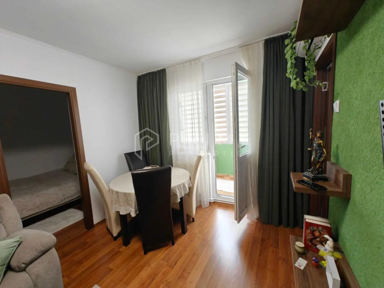 Apartament cu 2 camere, mobilat și renovat – Zona Dâmbul Pietros - Vă propunem spre vânzare un apartament cu 2 camere, semidecomandat, situat într-o zonă foarte liniștită și căutată din cartierul Dâmbul Pietros, pe strada Măgurei. Proprietatea este foarte luminoasă, excelent compartimentată și este disponibilă pentru ocupare imediată.

Detalii principale și compartimentare:
Regim de înălțime: Etajul 3 din 4
Structură: Semidecomandat, spațiul fiind optimizat pentru un confort sporit.
Configurație: 2 camere, bucătărie, hol, baie și un balcon închis, ideal pentru relaxare sau depozitare.

Finisaje și dotări:

Stare interior: Recent renovat complet și amenajat cu bun gust. Se vinde complet mobilat și utilat, exact cum se prezintă în fotografii.
Eficiență termică: Blocul a fost izolat termic pe exterior în anul 2024, asigurând cheltuieli minime de întreținere. Apartamentul dispune de geamuri termopan integral și centrală termică proprie.
Climatizare: Dotat cu aparat de aer condiționat nou-nouț, aflat în garanție.
Conectivitate: Utilități complete, inclusiv rețea activă de internet și cablu TV.

Avantaje și oportunitate:
Amplasat într-o zonă verde și ferită de agitație, dar cu acces rapid la toate punctele de interes din cartier, acest apartament reprezintă o oportunitate excelentă. Este ideal atât pentru o familie sau un cuplu care își dorește o locuință gata de mutat, cât și pentru investitori, garantând un randament foarte bun pe piața chiriilor.