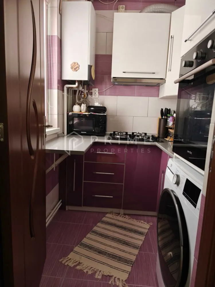Apartament cu 2 camere, mobilat și renovat – Zona Dâmbul Pietros - Vă propunem spre vânzare un apartament cu 2 camere, semidecomandat, situat într-o zonă foarte liniștită și căutată din cartierul Dâmbul Pietros, pe strada Măgurei. Proprietatea este foarte luminoasă, excelent compartimentată și este disponibilă pentru ocupare imediată.

Detalii principale și compartimentare:
Regim de înălțime: Etajul 3 din 4
Structură: Semidecomandat, spațiul fiind optimizat pentru un confort sporit.
Configurație: 2 camere, bucătărie, hol, baie și un balcon închis, ideal pentru relaxare sau depozitare.

Finisaje și dotări:

Stare interior: Recent renovat complet și amenajat cu bun gust. Se vinde complet mobilat și utilat, exact cum se prezintă în fotografii.
Eficiență termică: Blocul a fost izolat termic pe exterior în anul 2024, asigurând cheltuieli minime de întreținere. Apartamentul dispune de geamuri termopan integral și centrală termică proprie.
Climatizare: Dotat cu aparat de aer condiționat nou-nouț, aflat în garanție.
Conectivitate: Utilități complete, inclusiv rețea activă de internet și cablu TV.

Avantaje și oportunitate:
Amplasat într-o zonă verde și ferită de agitație, dar cu acces rapid la toate punctele de interes din cartier, acest apartament reprezintă o oportunitate excelentă. Este ideal atât pentru o familie sau un cuplu care își dorește o locuință gata de mutat, cât și pentru investitori, garantând un randament foarte bun pe piața chiriilor.