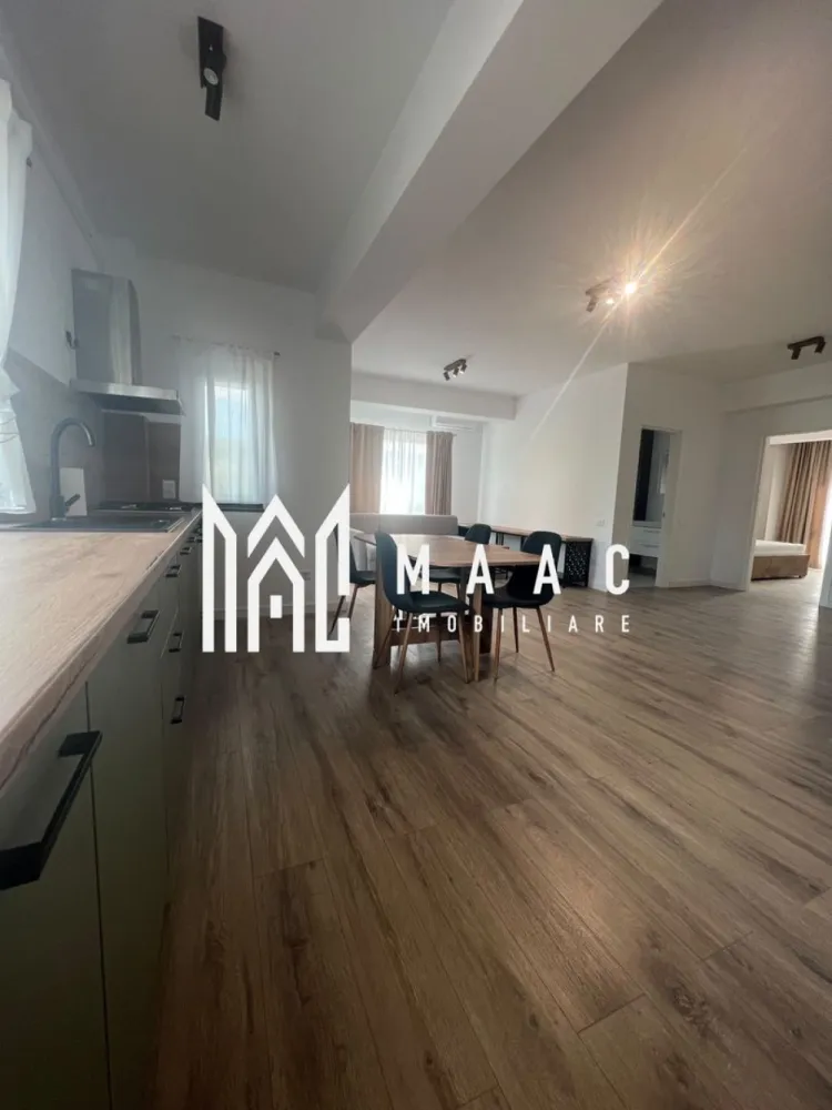 Apartament 3 camere decomandat | Central, Râmnicu Vâlcea | 73 mp, parcare, 2024 - Apartament cu 3 camere decomandat, situat în zona Centrală din Râmnicu Vâlcea, într-un imobil boutique modern cu regim redus de înălțime. Locuința are 73 mp utili, 84 mp total și este potrivită pentru cei care caută o proprietate spațioasă, bine organizată și gata de mutare.

Detalii proprietate:
• etaj 1 din 3
• suprafață utilă 73 mp, suprafață totală 84 mp
• 3 camere, 2 băi, 1 bucătărie
• 2 balcoane
• compartimentare decomandată
• complet mobilat și utilat modern
• finisaje, mobilier și electrocasnice noi
• loc de parcare subteran inclus

Context zonă:
Poziționarea oferă acces rapid către Parcul Zăvoi, parcuri, instituții, zone comerciale și principalele puncte de interes ale orașului. Zona Centrală susține un stil de viață comod, cu acces facil la reperele importante din Râmnicu Vâlcea și avantajul unei locații apreciate pentru mobilitate și confort.

Cod anunț CP3128121. Pentru mai multe detalii și programarea unei vizionări, contactați-ne.