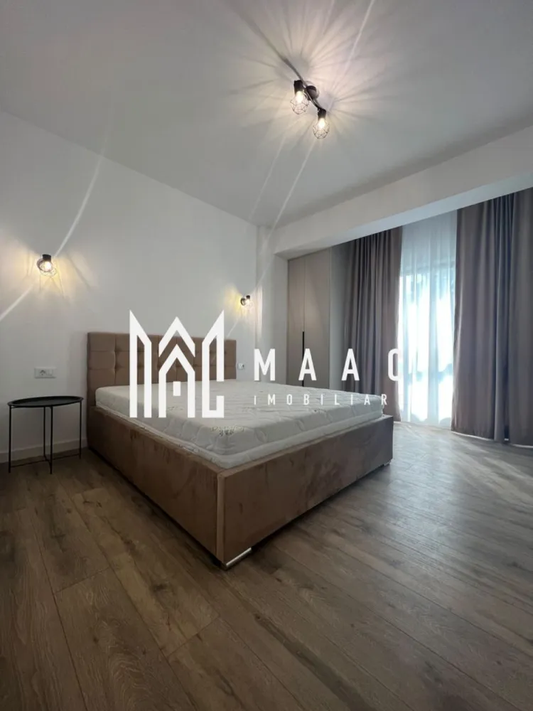 Apartament 3 camere decomandat | Central, Râmnicu Vâlcea | 73 mp, parcare, 2024 - Apartament cu 3 camere decomandat, situat în zona Centrală din Râmnicu Vâlcea, într-un imobil boutique modern cu regim redus de înălțime. Locuința are 73 mp utili, 84 mp total și este potrivită pentru cei care caută o proprietate spațioasă, bine organizată și gata de mutare.

Detalii proprietate:
• etaj 1 din 3
• suprafață utilă 73 mp, suprafață totală 84 mp
• 3 camere, 2 băi, 1 bucătărie
• 2 balcoane
• compartimentare decomandată
• complet mobilat și utilat modern
• finisaje, mobilier și electrocasnice noi
• loc de parcare subteran inclus

Context zonă:
Poziționarea oferă acces rapid către Parcul Zăvoi, parcuri, instituții, zone comerciale și principalele puncte de interes ale orașului. Zona Centrală susține un stil de viață comod, cu acces facil la reperele importante din Râmnicu Vâlcea și avantajul unei locații apreciate pentru mobilitate și confort.

Cod anunț CP3128121. Pentru mai multe detalii și programarea unei vizionări, contactați-ne.