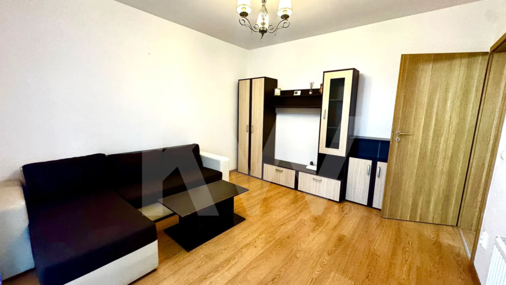 Apartament 2 camere - Apartament cu 2 camere spre închiriere, ideal pentru un cuplu sau o familie care își dorește confort și acces rapid către toate punctele importante ale orașului. Locuința este amplasată într-o zonă foarte bine conectată, aproape de centru și de mall, având în imediata apropiere mijloace de transport în comun, școli, farmacii și magazine.

Apartamentul este compartimentat practic și dispune de un living primitor, un dormitor confortabil dotat cu TV și predat cu saltea, o baie modernă fără geam și un balcon perfect pentru momentele de relaxare. Bucătăria este complet utilată cu aragaz, frigider, hotă, mașină de spălat vase și mașină de spălat rufe, astfel încât viitorii chiriași să beneficieze de tot confortul necesar încă din prima zi.

În preț este inclus și un loc de parcare, iar apartamentul beneficiază de internet și televiziune. Proprietatea oferă un spațiu liniștit și potrivit pentru un stil de viață confortabil.