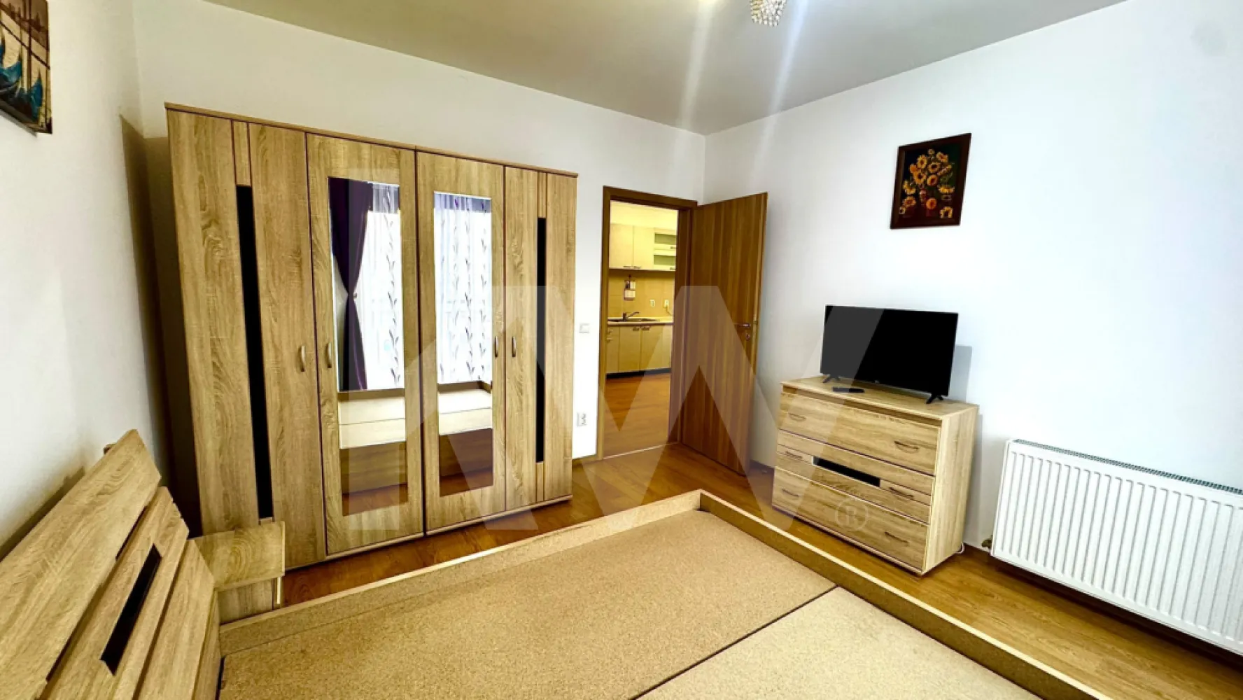Apartament 2 camere - Apartament cu 2 camere spre închiriere, ideal pentru un cuplu sau o familie care își dorește confort și acces rapid către toate punctele importante ale orașului. Locuința este amplasată într-o zonă foarte bine conectată, aproape de centru și de mall, având în imediata apropiere mijloace de transport în comun, școli, farmacii și magazine.

Apartamentul este compartimentat practic și dispune de un living primitor, un dormitor confortabil dotat cu TV și predat cu saltea, o baie modernă fără geam și un balcon perfect pentru momentele de relaxare. Bucătăria este complet utilată cu aragaz, frigider, hotă, mașină de spălat vase și mașină de spălat rufe, astfel încât viitorii chiriași să beneficieze de tot confortul necesar încă din prima zi.

În preț este inclus și un loc de parcare, iar apartamentul beneficiază de internet și televiziune. Proprietatea oferă un spațiu liniștit și potrivit pentru un stil de viață confortabil.