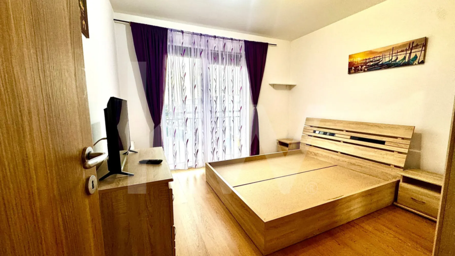 Apartament 2 camere - Apartament cu 2 camere spre închiriere, ideal pentru un cuplu sau o familie care își dorește confort și acces rapid către toate punctele importante ale orașului. Locuința este amplasată într-o zonă foarte bine conectată, aproape de centru și de mall, având în imediata apropiere mijloace de transport în comun, școli, farmacii și magazine.

Apartamentul este compartimentat practic și dispune de un living primitor, un dormitor confortabil dotat cu TV și predat cu saltea, o baie modernă fără geam și un balcon perfect pentru momentele de relaxare. Bucătăria este complet utilată cu aragaz, frigider, hotă, mașină de spălat vase și mașină de spălat rufe, astfel încât viitorii chiriași să beneficieze de tot confortul necesar încă din prima zi.

În preț este inclus și un loc de parcare, iar apartamentul beneficiază de internet și televiziune. Proprietatea oferă un spațiu liniștit și potrivit pentru un stil de viață confortabil.