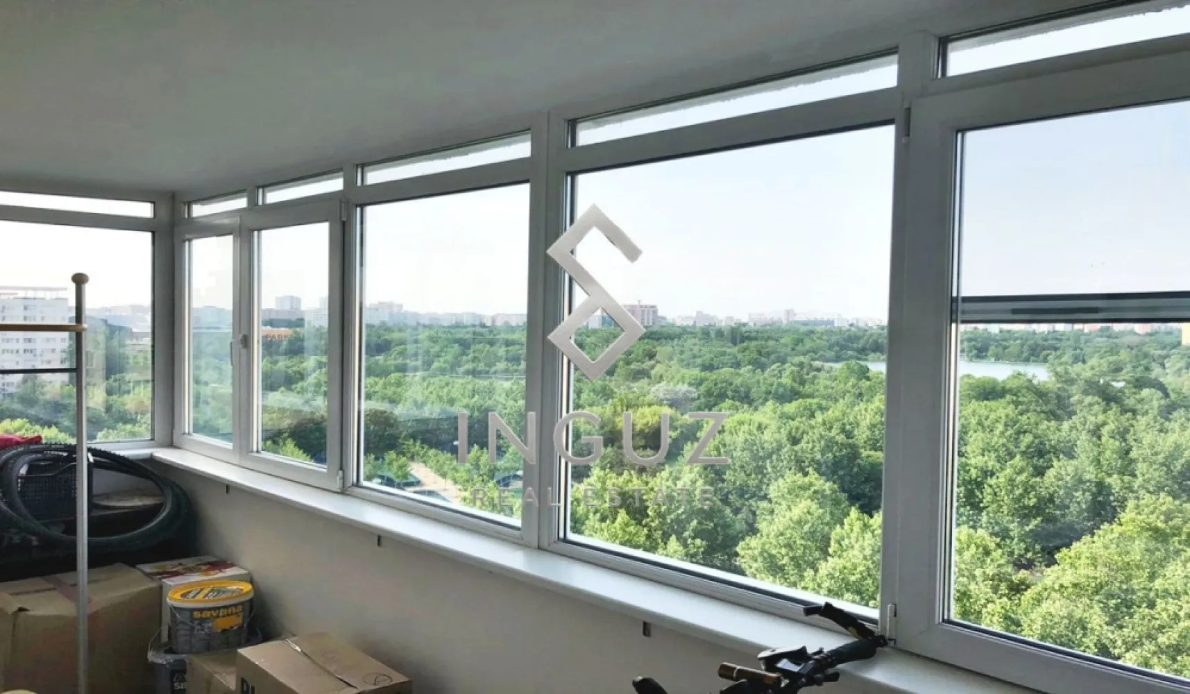 DE ÎNCHIRIAT – APARTAMENT 3 CAMERE | PARC IOR | VEDERE PARC - DE ÎNCHIRIAT – APARTAMENT 3 CAMERE | PARC IOR | VEDERE PARC | LOC DE PARCARE

750 €/lună

Oferim spre închiriere un apartament cu 3 camere, situat într-una dintre cele mai bune zone din București – chiar lângă Parcul IOR, cu vedere directă la parc.

ADRESĂ: Strada Odobești nr. 11, etaj 9

DETALII PROPRIETATE

• 3 camere decomandate
• Suprafață utilă: 70 mp
• Etaj 9 din 13
• Bloc cu lift
• 1 balcon
• Loc de parcare inclus
• Apartament proaspăt vopsit integral cu lavabilă albă
• 3 aparate de aer condiționat (living + 2 dormitoare)
• Centrală proprie pe gaz – apă caldă și căldură
• Baie renovată recent
• Complet mobilat și utilat

AVANTAJE

• Locație excelentă – chiar la Parcul IOR
• Vedere directă la parc
• Zonă verde, liniștită și foarte apreciată
• Acces rapid la metrou Nicolae Grigorescu
• Aproape de magazine, școli și mijloace de transport
• Ideal pentru familie sau cuplu

PREȚ: 750 €/lună
Comision: 50% din valoarea unei luni de chirie
Disponibil imediat