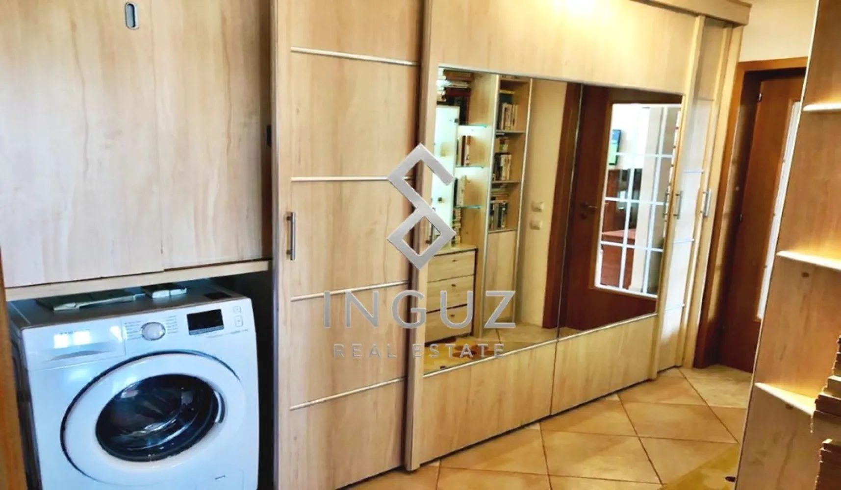 DE ÎNCHIRIAT – APARTAMENT 3 CAMERE | PARC IOR | VEDERE PARC - DE ÎNCHIRIAT – APARTAMENT 3 CAMERE | PARC IOR | VEDERE PARC | LOC DE PARCARE

750 €/lună

Oferim spre închiriere un apartament cu 3 camere, situat într-una dintre cele mai bune zone din București – chiar lângă Parcul IOR, cu vedere directă la parc.

ADRESĂ: Strada Odobești nr. 11, etaj 9

DETALII PROPRIETATE

• 3 camere decomandate
• Suprafață utilă: 70 mp
• Etaj 9 din 13
• Bloc cu lift
• 1 balcon
• Loc de parcare inclus
• Apartament proaspăt vopsit integral cu lavabilă albă
• 3 aparate de aer condiționat (living + 2 dormitoare)
• Centrală proprie pe gaz – apă caldă și căldură
• Baie renovată recent
• Complet mobilat și utilat

AVANTAJE

• Locație excelentă – chiar la Parcul IOR
• Vedere directă la parc
• Zonă verde, liniștită și foarte apreciată
• Acces rapid la metrou Nicolae Grigorescu
• Aproape de magazine, școli și mijloace de transport
• Ideal pentru familie sau cuplu

PREȚ: 750 €/lună
Comision: 50% din valoarea unei luni de chirie
Disponibil imediat