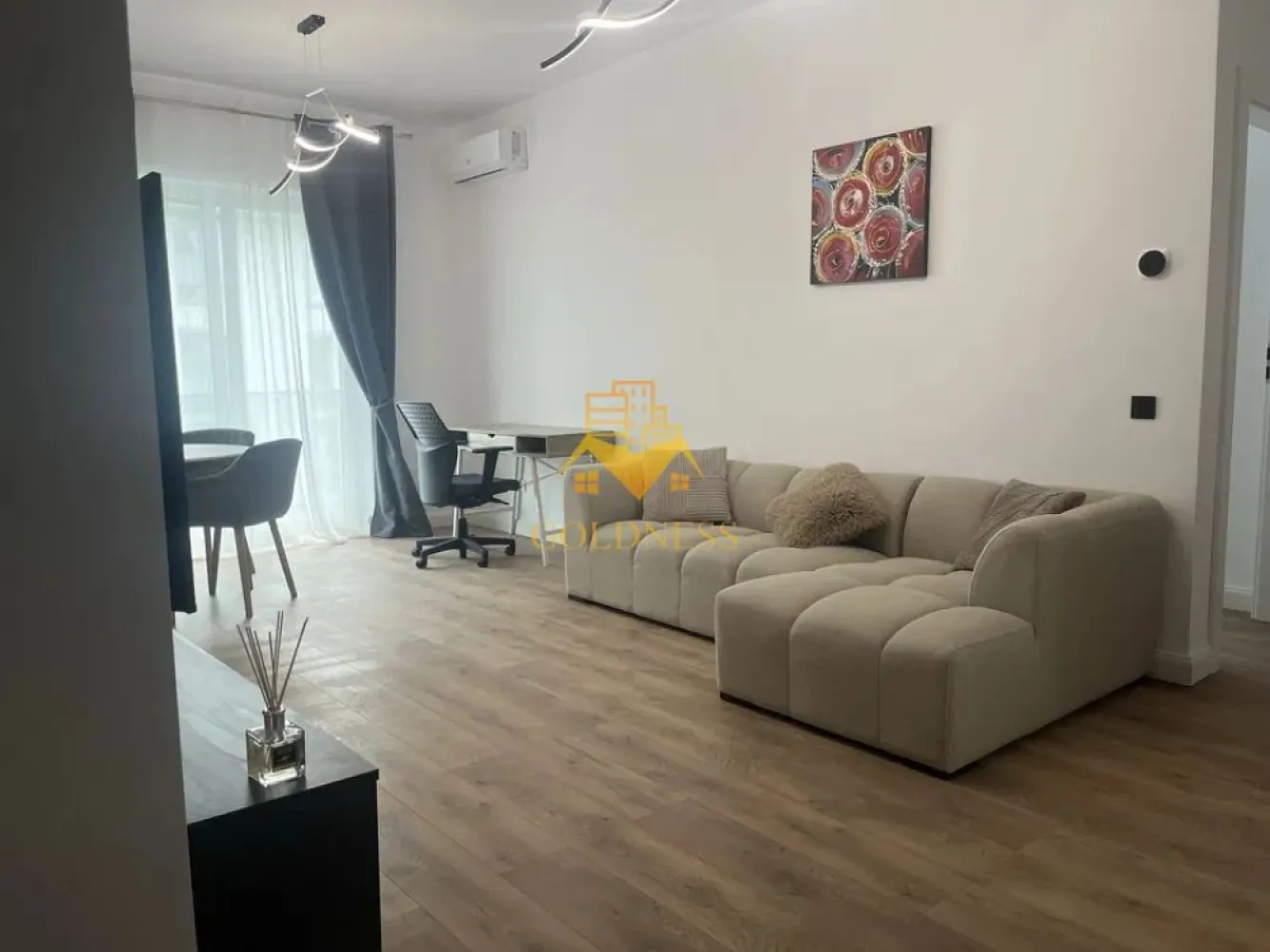 2 camere open space, Parcare, Premium, Elite City, Lidl, Iris - GOLDNESS Imobiliare vă propune spre închiriere un apartament cu 2 camere complet mobilat și utilat, la etajul 5 într-un imobil de 7 etaje, în Cartierul Iris, zona Fabricii.
Dispune de loc de parcare subterana contra cost 50 euro!
Se află în apropierea stațiilor de transport în comun, magazine, restaurante, spații verzi, farmacii, etc. 

Apartamentul este compartimentat astfel:
 - dormitor cu pat matrimonial, dressing, noptiere
 - living cu canapea, comoda tv, televizor, birou, loc de servit masa, aer conditionat, dulap generos 
 - bucatarie complet utilată și mobilată 
 - baie cu dus walk-in, calorifer port prosop și dulap pentru depozitare.
 - terasa de 13 mp cu iesire din toate camerele.

Imobilul este dotat cu toate cele necesare- centrală proprie, frigider, aragaz, hotă, mașină de spălat haine, etc. 

Dacă sunteți interesați de acest apartament și doriți să îl vizionați, dar și pentru alte oferte nu ezitați să ne contactați telefonic sau prin e-mail. Vă stăm la dispoziție!
Pentru intermediere se percepe un comision de 50% din prețul chiriei!