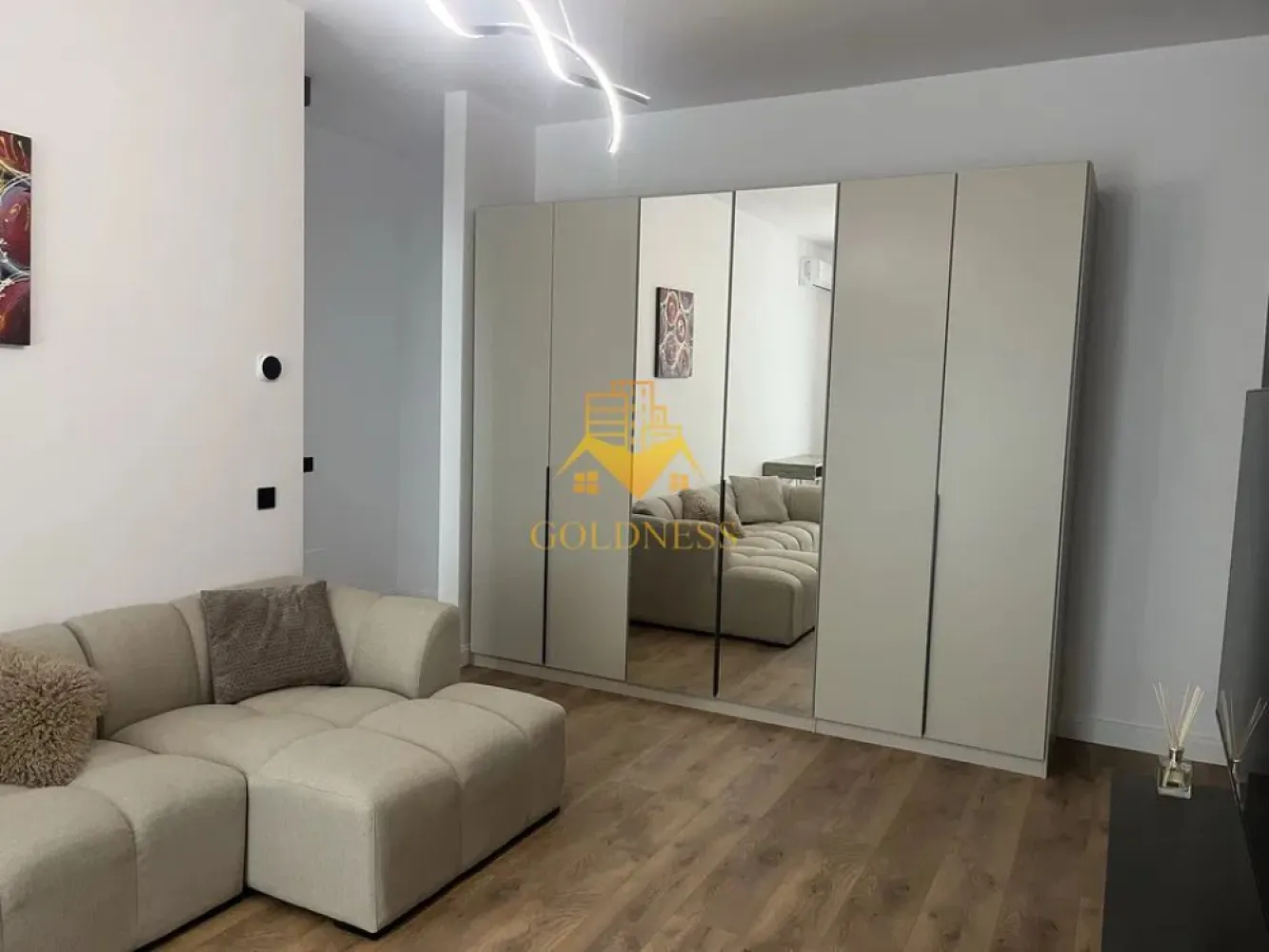 2 camere open space, Parcare, Premium, Elite City, Lidl, Iris - GOLDNESS Imobiliare vă propune spre închiriere un apartament cu 2 camere complet mobilat și utilat, la etajul 5 într-un imobil de 7 etaje, în Cartierul Iris, zona Fabricii.
Dispune de loc de parcare subterana contra cost 50 euro!
Se află în apropierea stațiilor de transport în comun, magazine, restaurante, spații verzi, farmacii, etc. 

Apartamentul este compartimentat astfel:
 - dormitor cu pat matrimonial, dressing, noptiere
 - living cu canapea, comoda tv, televizor, birou, loc de servit masa, aer conditionat, dulap generos 
 - bucatarie complet utilată și mobilată 
 - baie cu dus walk-in, calorifer port prosop și dulap pentru depozitare.
 - terasa de 13 mp cu iesire din toate camerele.

Imobilul este dotat cu toate cele necesare- centrală proprie, frigider, aragaz, hotă, mașină de spălat haine, etc. 

Dacă sunteți interesați de acest apartament și doriți să îl vizionați, dar și pentru alte oferte nu ezitați să ne contactați telefonic sau prin e-mail. Vă stăm la dispoziție!
Pentru intermediere se percepe un comision de 50% din prețul chiriei!