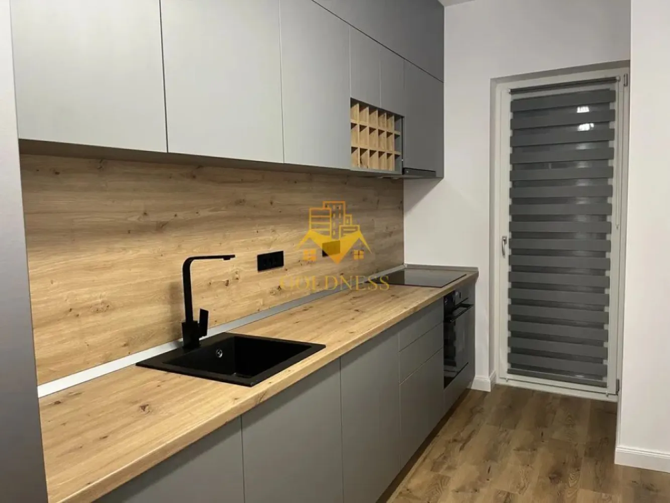 2 camere open space, Parcare, Premium, Elite City, Lidl, Iris - GOLDNESS Imobiliare vă propune spre închiriere un apartament cu 2 camere complet mobilat și utilat, la etajul 5 într-un imobil de 7 etaje, în Cartierul Iris, zona Fabricii.
Dispune de loc de parcare subterana contra cost 50 euro!
Se află în apropierea stațiilor de transport în comun, magazine, restaurante, spații verzi, farmacii, etc. 

Apartamentul este compartimentat astfel:
 - dormitor cu pat matrimonial, dressing, noptiere
 - living cu canapea, comoda tv, televizor, birou, loc de servit masa, aer conditionat, dulap generos 
 - bucatarie complet utilată și mobilată 
 - baie cu dus walk-in, calorifer port prosop și dulap pentru depozitare.
 - terasa de 13 mp cu iesire din toate camerele.

Imobilul este dotat cu toate cele necesare- centrală proprie, frigider, aragaz, hotă, mașină de spălat haine, etc. 

Dacă sunteți interesați de acest apartament și doriți să îl vizionați, dar și pentru alte oferte nu ezitați să ne contactați telefonic sau prin e-mail. Vă stăm la dispoziție!
Pentru intermediere se percepe un comision de 50% din prețul chiriei!