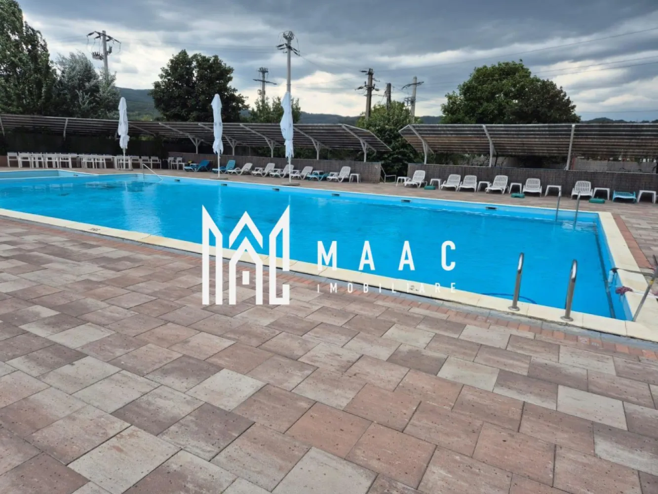 Complex HoReCa | Daesti, Râmnicu Vâlcea | 320 mp, teren 4.100 mp - Complex HoReCa stradal, cu piscină, restaurant și spații pentru evenimente, în Bujoreni, Râmnicu Vâlcea. Proprietatea are 320 mp utili și un teren generos de 4.100 mp, fiind o ofertă completă pentru activități de relaxare, servire și organizare de evenimente.

Detalii proprietate:
• Construcție din 2020
• Piesă centrală: bazin de înot de aproximativ 230 mp, cu zonă pentru adulți și bazin separat pentru copii
• Trei terase, dintre care două acoperite, plus o terasă lângă piscina principală
• Bar exterior cu design exotic, restaurant cu aproximativ 100 de locuri
• Bucătărie profesională complet utilată, mobilier, șezlonguri, aranjamente și echipamente existente
• Predare la cheie, cu istoric de peste 15 ani pe piață

Contextul locației este un avantaj real pentru acest tip de activitate: amplasament stradal, cu acces facil și vizibilitate bună, într-o zonă care permite organizarea de evenimente fără a deranja vecinătățile. Poziționarea oferă acces rapid spre Râmnicu Vâlcea și spre zona Călimănești.

Pentru detalii suplimentare și programarea unei vizionări, contactați echipa MAAC Imobiliare. Cod anunț CP3172671.