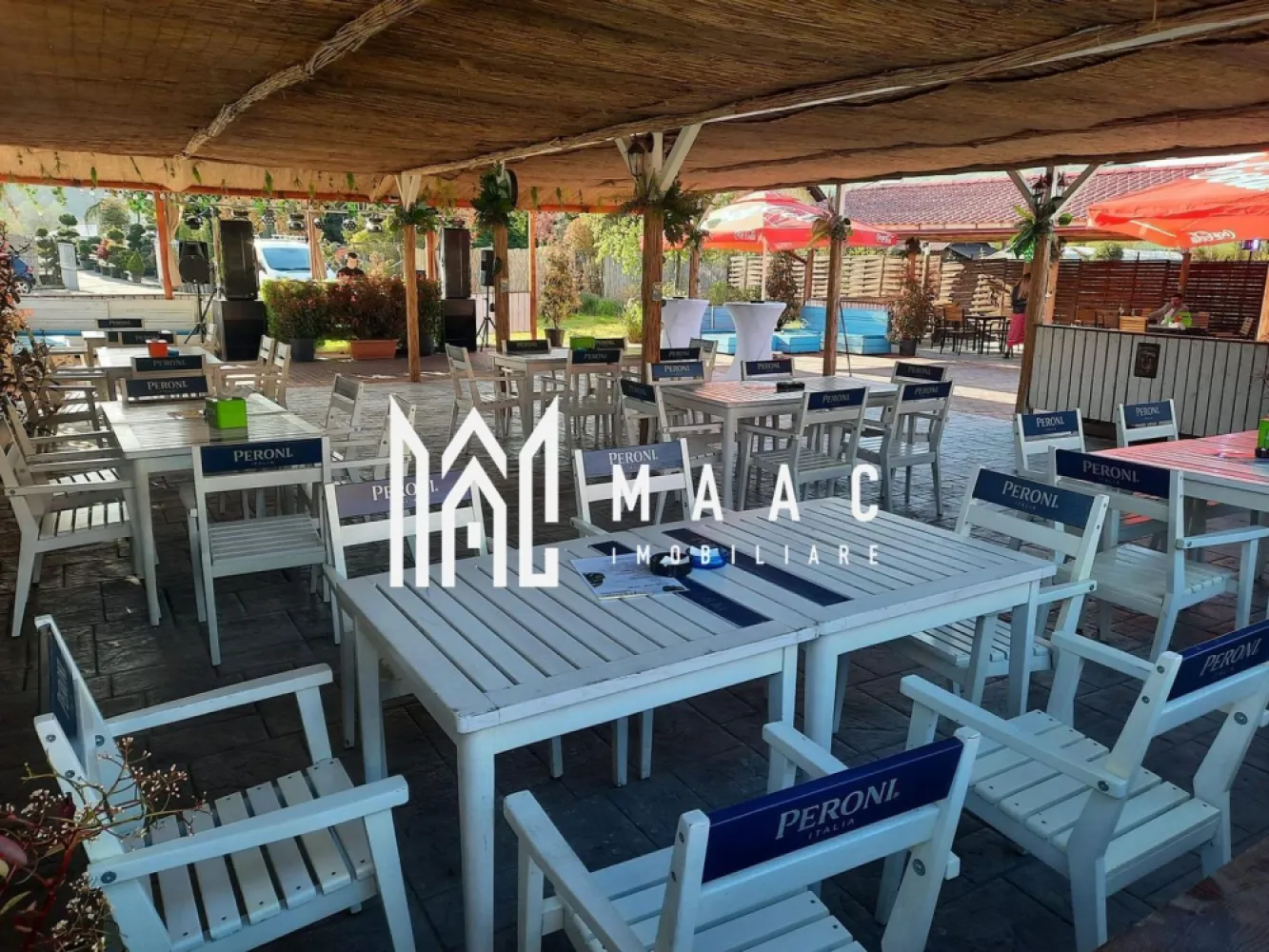 Complex HoReCa | Daesti, Râmnicu Vâlcea | 320 mp, teren 4.100 mp - Complex HoReCa stradal, cu piscină, restaurant și spații pentru evenimente, în Bujoreni, Râmnicu Vâlcea. Proprietatea are 320 mp utili și un teren generos de 4.100 mp, fiind o ofertă completă pentru activități de relaxare, servire și organizare de evenimente.

Detalii proprietate:
• Construcție din 2020
• Piesă centrală: bazin de înot de aproximativ 230 mp, cu zonă pentru adulți și bazin separat pentru copii
• Trei terase, dintre care două acoperite, plus o terasă lângă piscina principală
• Bar exterior cu design exotic, restaurant cu aproximativ 100 de locuri
• Bucătărie profesională complet utilată, mobilier, șezlonguri, aranjamente și echipamente existente
• Predare la cheie, cu istoric de peste 15 ani pe piață

Contextul locației este un avantaj real pentru acest tip de activitate: amplasament stradal, cu acces facil și vizibilitate bună, într-o zonă care permite organizarea de evenimente fără a deranja vecinătățile. Poziționarea oferă acces rapid spre Râmnicu Vâlcea și spre zona Călimănești.

Pentru detalii suplimentare și programarea unei vizionări, contactați echipa MAAC Imobiliare. Cod anunț CP3172671.