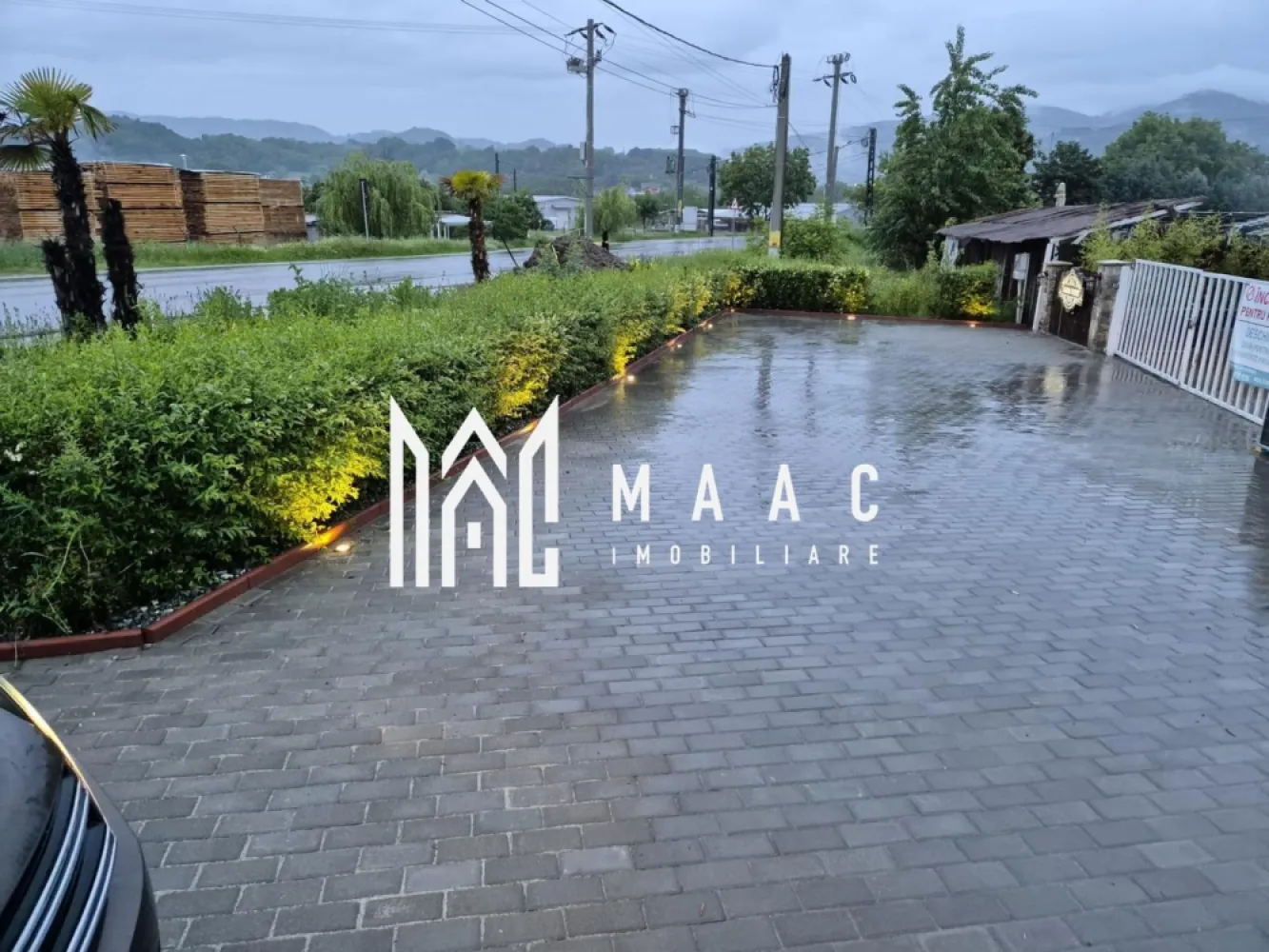 Complex HoReCa | Daesti, Râmnicu Vâlcea | 320 mp, teren 4.100 mp - Complex HoReCa stradal, cu piscină, restaurant și spații pentru evenimente, în Bujoreni, Râmnicu Vâlcea. Proprietatea are 320 mp utili și un teren generos de 4.100 mp, fiind o ofertă completă pentru activități de relaxare, servire și organizare de evenimente.

Detalii proprietate:
• Construcție din 2020
• Piesă centrală: bazin de înot de aproximativ 230 mp, cu zonă pentru adulți și bazin separat pentru copii
• Trei terase, dintre care două acoperite, plus o terasă lângă piscina principală
• Bar exterior cu design exotic, restaurant cu aproximativ 100 de locuri
• Bucătărie profesională complet utilată, mobilier, șezlonguri, aranjamente și echipamente existente
• Predare la cheie, cu istoric de peste 15 ani pe piață

Contextul locației este un avantaj real pentru acest tip de activitate: amplasament stradal, cu acces facil și vizibilitate bună, într-o zonă care permite organizarea de evenimente fără a deranja vecinătățile. Poziționarea oferă acces rapid spre Râmnicu Vâlcea și spre zona Călimănești.

Pentru detalii suplimentare și programarea unei vizionări, contactați echipa MAAC Imobiliare. Cod anunț CP3172671.