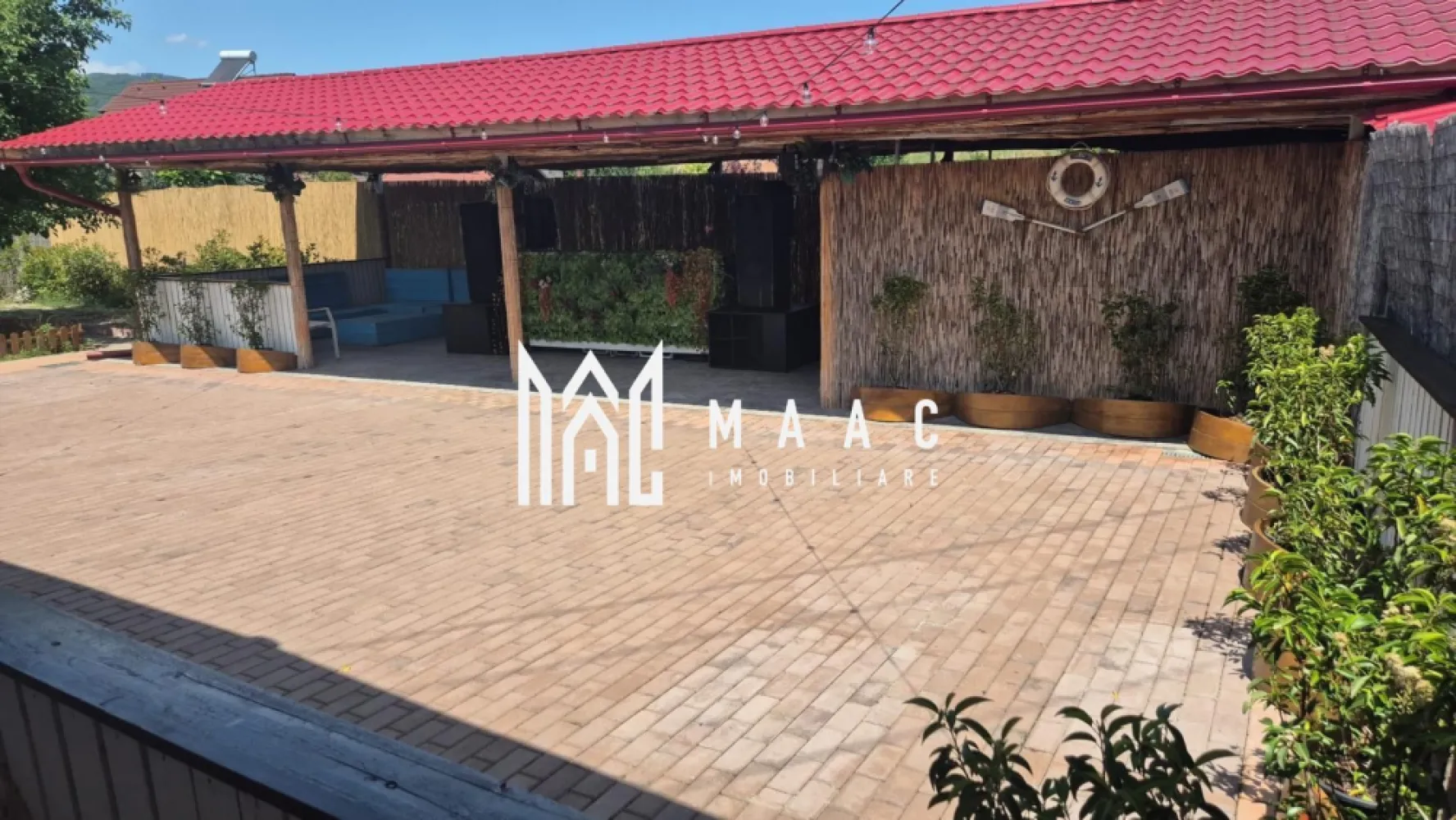 Complex HoReCa | Daesti, Râmnicu Vâlcea | 320 mp, teren 4.100 mp - Complex HoReCa stradal, cu piscină, restaurant și spații pentru evenimente, în Bujoreni, Râmnicu Vâlcea. Proprietatea are 320 mp utili și un teren generos de 4.100 mp, fiind o ofertă completă pentru activități de relaxare, servire și organizare de evenimente.

Detalii proprietate:
• Construcție din 2020
• Piesă centrală: bazin de înot de aproximativ 230 mp, cu zonă pentru adulți și bazin separat pentru copii
• Trei terase, dintre care două acoperite, plus o terasă lângă piscina principală
• Bar exterior cu design exotic, restaurant cu aproximativ 100 de locuri
• Bucătărie profesională complet utilată, mobilier, șezlonguri, aranjamente și echipamente existente
• Predare la cheie, cu istoric de peste 15 ani pe piață

Contextul locației este un avantaj real pentru acest tip de activitate: amplasament stradal, cu acces facil și vizibilitate bună, într-o zonă care permite organizarea de evenimente fără a deranja vecinătățile. Poziționarea oferă acces rapid spre Râmnicu Vâlcea și spre zona Călimănești.

Pentru detalii suplimentare și programarea unei vizionări, contactați echipa MAAC Imobiliare. Cod anunț CP3172671.