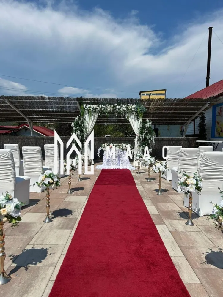 Complex HoReCa | Daesti, Râmnicu Vâlcea | 320 mp, teren 4.100 mp - Complex HoReCa stradal, cu piscină, restaurant și spații pentru evenimente, în Bujoreni, Râmnicu Vâlcea. Proprietatea are 320 mp utili și un teren generos de 4.100 mp, fiind o ofertă completă pentru activități de relaxare, servire și organizare de evenimente.

Detalii proprietate:
• Construcție din 2020
• Piesă centrală: bazin de înot de aproximativ 230 mp, cu zonă pentru adulți și bazin separat pentru copii
• Trei terase, dintre care două acoperite, plus o terasă lângă piscina principală
• Bar exterior cu design exotic, restaurant cu aproximativ 100 de locuri
• Bucătărie profesională complet utilată, mobilier, șezlonguri, aranjamente și echipamente existente
• Predare la cheie, cu istoric de peste 15 ani pe piață

Contextul locației este un avantaj real pentru acest tip de activitate: amplasament stradal, cu acces facil și vizibilitate bună, într-o zonă care permite organizarea de evenimente fără a deranja vecinătățile. Poziționarea oferă acces rapid spre Râmnicu Vâlcea și spre zona Călimănești.

Pentru detalii suplimentare și programarea unei vizionări, contactați echipa MAAC Imobiliare. Cod anunț CP3172671.
