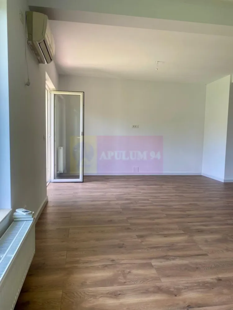 Duplex în vilă, 4 camere, renovat 2025, curte 250 mp, Mogoșoaia - Categorie: Case / Vile
Tip proprietate: Vilă duplex / Duplex
Regim înălțime: P+1
Suprafață utilă: 122 mp
Suprafață construită: 145 mp
Teren: 301 mp
Curte liberă: aprox. 250 mp
Camere: 4
Dormitoare: 3
Băi: 3
Parcare: 2 locuri

Vilă în regim de duplex, într-o zonă liniștită și îngrijită din Mogoșoaia — genul de stradă unde se vede din prima că oamenii își țin casele la punct. Construcția este pe parter și etaj, cu 122 mp utili și 145 mp construiți, așezată pe un teren de 301 mp, din care aproximativ 250 mp rămân curte liberă, numai a ta.
La parter te întâmpină un living generos, de peste 40 mp, luminos, cu acces direct către curte/gradina — spațiul de zi în care încap fără bătaie de cap și canapeaua mare și masa de familie, și colțul de birou. Tot aici sunt o baie cu dus walk in si o bucatarie inchisa și scara interioară către etaj.
Sus găsești trei dormitoare spatioase, două băi și un balcon care deserveste douia dintre dormitoare. Băile sunt finisate modern, cu duș tip walk-in, iar la mansardă ai o baie de efect, cu cadă freestanding — detaliul care place tuturor la prima vizionare. Lucarna și pereții înalți aduc multă lumină naturală în zona de noapte, așa că nu ai senzația de „mansardă întunecoasă", ci de etaj plin.
Casa e gata de mutare: parchet, gresie, tâmplărie PVC, fațadă Baumit, încălzire cu centrală proprie și aer condiționat. Structura e una serioasă — șarpantă din lemn, învelitoare Lindab și termoizolație. În plus, ai două locuri de parcare proprii și ieșire directă din living în curtea privată — ideal pentru familiile cu copii sau pentru cei care țin la liniște și la puțin verde în jurul casei.
Mogoșoaia rămâne una dintre cele mai căutate zone din nordul Capitalei: aproape de lac, de pădure și de Palatul Brâncovenesc, cu acces facil spre București și spre Centură. O zonă în care îți cumperi, de fapt, și un stil de viață mai așezat, nu doar o casă.

Stația Stupinei este la aproximativ 1 minut de mers pe jos, iar Palatul și Parcul Mogoșoaia la aproximativ 1,1 km.
Proprietar persoană fizică. Preț: 248.800 euro. Comision 0% pentru cumpărător.