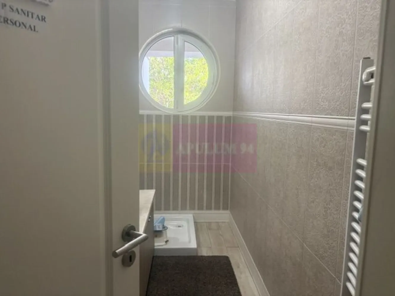 Vila D+P+1+M cu teren 446 mp Drumul Sarii. - Compania imobiliara Apulum 94 va propune spre inchiriere o vila D+P+1+M, situata pe un teren de 446 mp in zona Drumul Sarii- 13 Septembrie.
Vila este construita in 2001, din BCA, cu stalpi de beton si placi de beton intre nivele. 
Amprenta casei este de 150 mp, si are o compartimentare foarte buna cu spatii mari , generoase si luminoase. Beneficiaza de 10 camere, 6 grupuri sanitare, bucatarie, spatii pentru depozitare, 3 balcoane si 2 terase. 
Este pretabila pentru multe activitati liberale- gradinita particulara, clinica medicala, birouri, etc. 
Interiorul este in stare foarte buna, are incalzie prin pardoseala, geamuri termopan de foarte buna calitate care izoleaza foarte bine atat termic cat si fonic,obiecte sanitare de farte buna calitate, parchet, marmura, gresie, faianta. 
Proprietatea este pe persoana juridica. 
Pentru vizionare si mai multe detalii nu ezitati sa ma contactati pe nr 0733683446- Laura Ionescu.