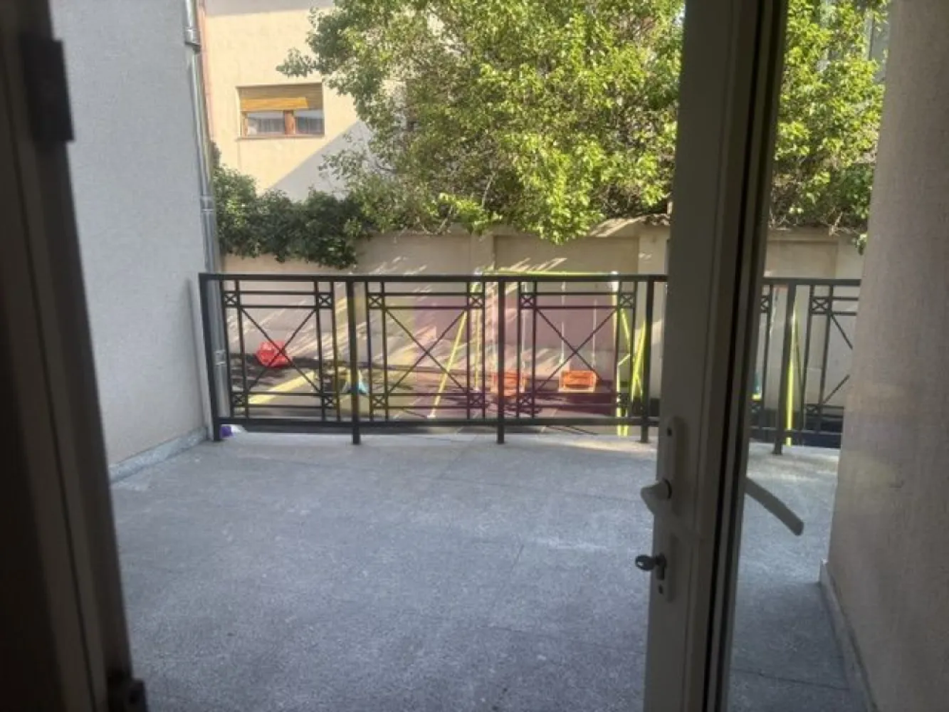 Vila D+P+1+M cu teren 446 mp Drumul Sarii. - Compania imobiliara Apulum 94 va propune spre inchiriere o vila D+P+1+M, situata pe un teren de 446 mp in zona Drumul Sarii- 13 Septembrie.
Vila este construita in 2001, din BCA, cu stalpi de beton si placi de beton intre nivele. 
Amprenta casei este de 150 mp, si are o compartimentare foarte buna cu spatii mari , generoase si luminoase. Beneficiaza de 10 camere, 6 grupuri sanitare, bucatarie, spatii pentru depozitare, 3 balcoane si 2 terase. 
Este pretabila pentru multe activitati liberale- gradinita particulara, clinica medicala, birouri, etc. 
Interiorul este in stare foarte buna, are incalzie prin pardoseala, geamuri termopan de foarte buna calitate care izoleaza foarte bine atat termic cat si fonic,obiecte sanitare de farte buna calitate, parchet, marmura, gresie, faianta. 
Proprietatea este pe persoana juridica. 
Pentru vizionare si mai multe detalii nu ezitati sa ma contactati pe nr 0733683446- Laura Ionescu.