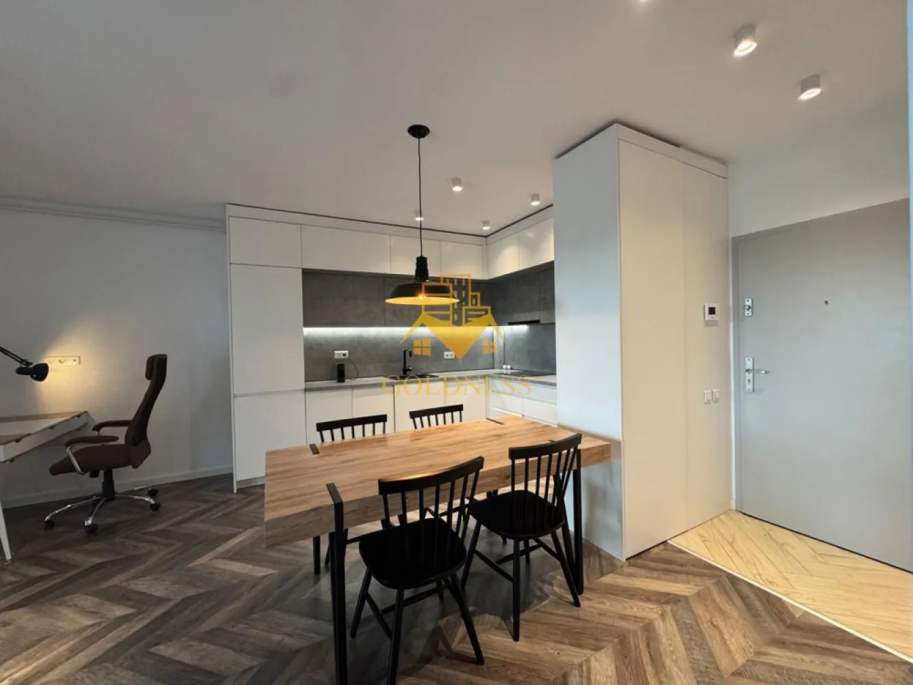 2 camere, open space, LUX, parcare, Zorilor, zona LIDL, Frunzisului - GOLDNESS Imobiliare vă propune spre închiriere un apartament complet mobilat și utilat, la Parter într-un imobil de 14 etaje, în cartierul Zorilor. Apartamentul este compartimentat astfel:
 - dormitor cu pat matrimonial, dressing, noptiere
 - living cu bucatarie open-space complet utilată, canapea extensibla, loc de servit masa 
 - baie cu cada, calorifer port prosop inox și dulap pentru depozitare.
 - terasa de 22 mp.
 
Imobilul este dotat cu toate cele necesare- centrală proprie, mașină de spălat haine, frigider, plită electrică, hotă, TV, etc. 
Se află în apropierea stațiilor de transport în comun, magazine, restaurante, spații verzi, farmacii, etc. 
Dispune de parcare subtenara inclusa in pret!

Dacă sunteți interesați de acest apartament și doriți să îl vizionați, dar și pentru alte oferte sau detalii nu ezitați să ne contactați telefonic sau prin e-mail - goldnessimobiliare@gmail.com. Vă stăm la dispoziție!