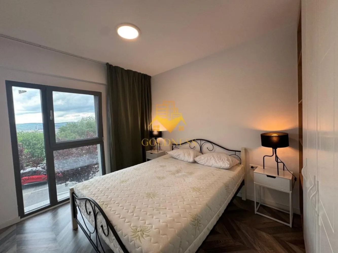 2 camere, open space, LUX, parcare, Zorilor, zona LIDL, Frunzisului - GOLDNESS Imobiliare vă propune spre închiriere un apartament complet mobilat și utilat, la Parter într-un imobil de 14 etaje, în cartierul Zorilor. Apartamentul este compartimentat astfel:
 - dormitor cu pat matrimonial, dressing, noptiere
 - living cu bucatarie open-space complet utilată, canapea extensibla, loc de servit masa 
 - baie cu cada, calorifer port prosop inox și dulap pentru depozitare.
 - terasa de 22 mp.
 
Imobilul este dotat cu toate cele necesare- centrală proprie, mașină de spălat haine, frigider, plită electrică, hotă, TV, etc. 
Se află în apropierea stațiilor de transport în comun, magazine, restaurante, spații verzi, farmacii, etc. 
Dispune de parcare subtenara inclusa in pret!

Dacă sunteți interesați de acest apartament și doriți să îl vizionați, dar și pentru alte oferte sau detalii nu ezitați să ne contactați telefonic sau prin e-mail - goldnessimobiliare@gmail.com. Vă stăm la dispoziție!