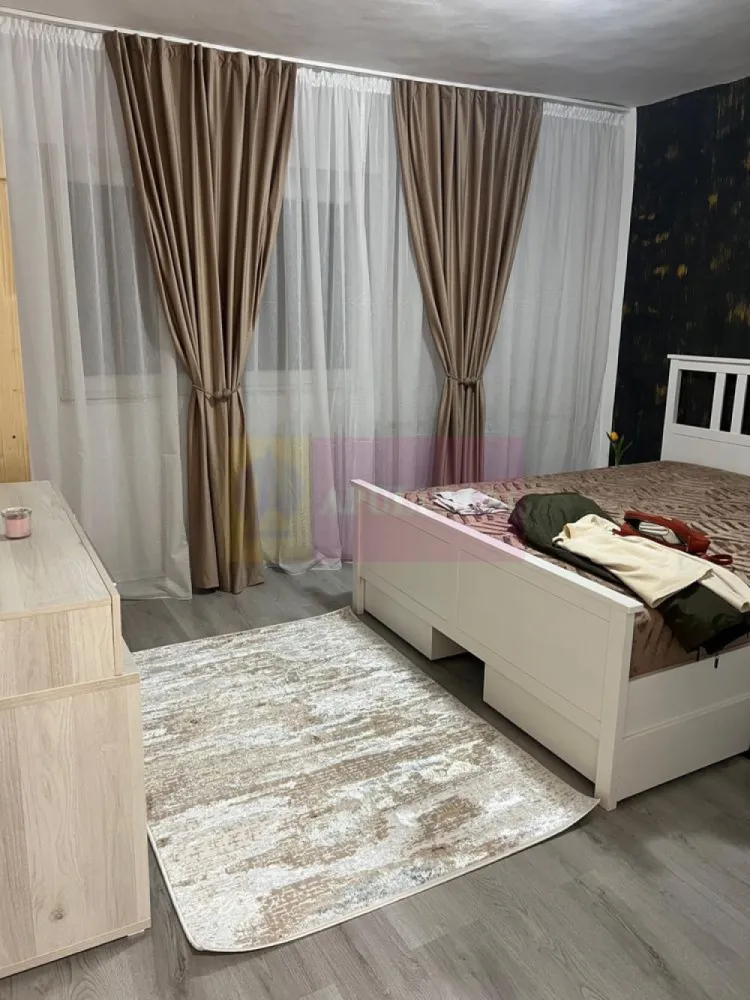 Apartament 2 camere complet mobilat, Tineretului -Vacaresti - Agentia Imobiliara Apulum 94, va propune spre vanzare

Apartament complet mobilat, cu loc de parcare inclus, la intrarea în Parcul Tineretului 

Apartament cochet, modern și luminos, situat într-una dintre cele mai căutate zone ale Bucureștiului – chiar la intrarea în Parcul Tineretului, în zona Lumea Copiilor.

Unul dintre cele mai mari avantaje ale proprietății este poziționarea excelentă: de la balcon aveți vedere directă către intrarea în parc, fiind locul ideal pentru plimbări, sport, relaxare și timp petrecut cu familia.

Avantaje principale:

 Loc de parcare de reședință inclus 
 Se vinde complet mobilat și utilat, exact ca în fotografii
 Mobilier modern și funcțional
 Dormitor spațios cu dressing generos
 Bucătărie complet echipată
 Baie cu finisaje în tonuri naturale. 
 Apartament luminos și bine întreținut
 Mutare imediată, fără investiții suplimentare

Localizare excelentă:

 • La câțiva pași de Parcul Tineretului și Lumea Copiilor
 • Acces rapid către metrou, mijloace de transport, școli, grădinițe și centre comerciale
 • Zonă verde, liniștită și foarte apreciată pentru calitatea vieții

Apartamentul reprezintă alegerea ideală atât pentru locuit, cât și pentru investiție, datorită amplasării excepționale lângă unul dintre cele mai frumoase parcuri din București.

Preț: 155.000 Euro (complet mobilat și cu loc de parcare inclus).