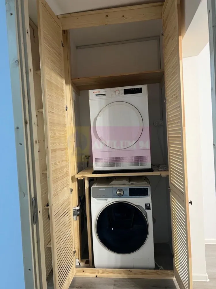 Apartament 2 camere complet mobilat, Tineretului -Vacaresti - Agentia Imobiliara Apulum 94, va propune spre vanzare

Apartament complet mobilat, cu loc de parcare inclus, la intrarea în Parcul Tineretului 

Apartament cochet, modern și luminos, situat într-una dintre cele mai căutate zone ale Bucureștiului – chiar la intrarea în Parcul Tineretului, în zona Lumea Copiilor.

Unul dintre cele mai mari avantaje ale proprietății este poziționarea excelentă: de la balcon aveți vedere directă către intrarea în parc, fiind locul ideal pentru plimbări, sport, relaxare și timp petrecut cu familia.

Avantaje principale:

 Loc de parcare de reședință inclus 
 Se vinde complet mobilat și utilat, exact ca în fotografii
 Mobilier modern și funcțional
 Dormitor spațios cu dressing generos
 Bucătărie complet echipată
 Baie cu finisaje în tonuri naturale. 
 Apartament luminos și bine întreținut
 Mutare imediată, fără investiții suplimentare

Localizare excelentă:

 • La câțiva pași de Parcul Tineretului și Lumea Copiilor
 • Acces rapid către metrou, mijloace de transport, școli, grădinițe și centre comerciale
 • Zonă verde, liniștită și foarte apreciată pentru calitatea vieții

Apartamentul reprezintă alegerea ideală atât pentru locuit, cât și pentru investiție, datorită amplasării excepționale lângă unul dintre cele mai frumoase parcuri din București.

Preț: 155.000 Euro (complet mobilat și cu loc de parcare inclus).