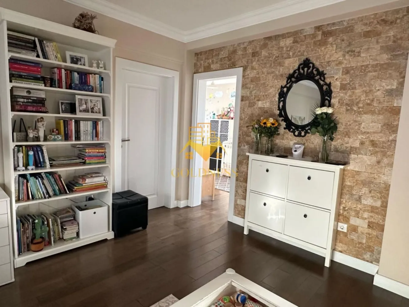3 camere, 2 bai, 2 parcari, Europa Zona Eugen Ionesco, Pet Friendly - GOLDNESS Imobiliare vă propune spre închiriere un apartament cu 3 camere complet mobilat și utilat, la etajul 1 într-un imobil de 3 etaje, în Cartierul Europa.
Dispune de 2 locuri de parcare incluse in pret!
Se află în apropierea stațiilor de transport în comun, magazine, restaurante, spații verzi, farmacii, etc. 

Apartamentul este compartimentat astfel:
 - dormitor cu pat matrimonial, dressing, noptiere
 - dormitor cu pat, dressing si spatiu pentru depozitare
 - living cu canapea extensibila, spatiu pentru depozitare, masuta pentru cafea, TV
 - bucatarie complet mobilata, utilata, loc de luat masa
 - baie cu cabina de dus, calorifer port prosop și dulap pentru depozitare.
 - baie de serviciu
 - balcon de 7 mp.

Imobilul este dotat cu toate cele necesare- centrală proprie, frigider, aragaz, hotă, mașină de spălat haine, etc. 

Dacă sunteți interesați de acest apartament și doriți să îl vizionați, dar și pentru alte oferte nu ezitați să ne contactați telefonic sau prin e-mail. Vă stăm la dispoziție!

Pentru intermediere se percepe un comision de 50% din prețul chiriei!