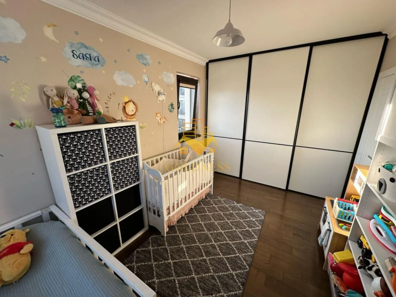 3 camere, 2 bai, 2 parcari, Europa Zona Eugen Ionesco, Pet Friendly - GOLDNESS Imobiliare vă propune spre închiriere un apartament cu 3 camere complet mobilat și utilat, la etajul 1 într-un imobil de 3 etaje, în Cartierul Europa.
Dispune de 2 locuri de parcare incluse in pret!
Se află în apropierea stațiilor de transport în comun, magazine, restaurante, spații verzi, farmacii, etc. 

Apartamentul este compartimentat astfel:
 - dormitor cu pat matrimonial, dressing, noptiere
 - dormitor cu pat, dressing si spatiu pentru depozitare
 - living cu canapea extensibila, spatiu pentru depozitare, masuta pentru cafea, TV
 - bucatarie complet mobilata, utilata, loc de luat masa
 - baie cu cabina de dus, calorifer port prosop și dulap pentru depozitare.
 - baie de serviciu
 - balcon de 7 mp.

Imobilul este dotat cu toate cele necesare- centrală proprie, frigider, aragaz, hotă, mașină de spălat haine, etc. 

Dacă sunteți interesați de acest apartament și doriți să îl vizionați, dar și pentru alte oferte nu ezitați să ne contactați telefonic sau prin e-mail. Vă stăm la dispoziție!

Pentru intermediere se percepe un comision de 50% din prețul chiriei!