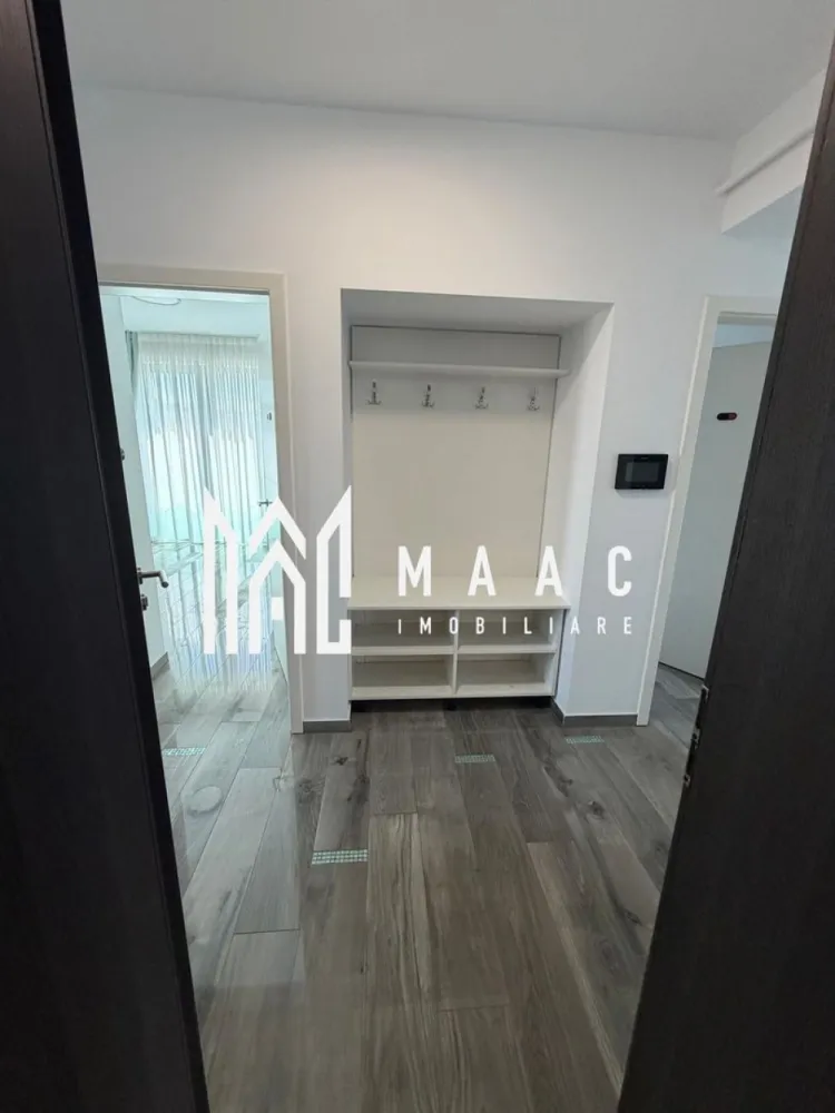 Apartament 3 camere | Calea Dumbrăvii, Sibiu | 82 mp, parcare - Apartament cu 3 camere, disponibil spre închiriere pe Calea Dumbrăvii din Sibiu, cu 82 mp utili, la etajul 2, în imobil construit în 2000.

Detalii proprietate:
• Suprafață utilă: 82 mp
• Configurație: 3 camere
• Etaj: 2
• An construcție: 2000
• Imobil dotat cu lift
• 2 balcoane
• Loc de parcare propriu

Zonă și acces:
Calea Dumbrăvii este o zonă accesibilă și bine conectată în Sibiu, cu poziționare practică pentru deplasarea rapidă în oraș.

Cod anunț CP3082481. Pentru detalii suplimentare și programarea unei vizionări, contactați-ne.