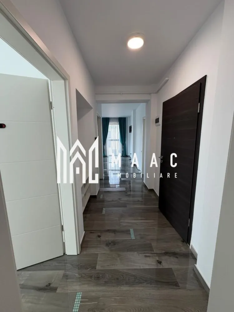 Apartament 3 camere | Calea Dumbrăvii, Sibiu | 82 mp, parcare - Apartament cu 3 camere, disponibil spre închiriere pe Calea Dumbrăvii din Sibiu, cu 82 mp utili, la etajul 2, în imobil construit în 2000.

Detalii proprietate:
• Suprafață utilă: 82 mp
• Configurație: 3 camere
• Etaj: 2
• An construcție: 2000
• Imobil dotat cu lift
• 2 balcoane
• Loc de parcare propriu

Zonă și acces:
Calea Dumbrăvii este o zonă accesibilă și bine conectată în Sibiu, cu poziționare practică pentru deplasarea rapidă în oraș.

Cod anunț CP3082481. Pentru detalii suplimentare și programarea unei vizionări, contactați-ne.