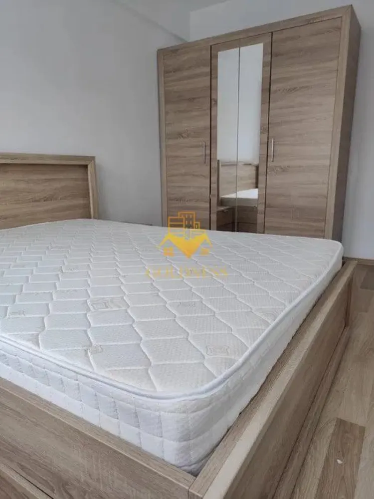 2 camere, Intre Lacuri, Zona Iulius Mall, FSEGA, Parcare, UAD, MOL - GOLDNESS Imobiliare vă propune spre închiriere un apartament cu   2 camere semidecomandate, complet mobilat și utilat, la etajul  1 într-un imobil de  3 etaje, cu lift, in Cartierul Între Lacuri.
Se poate inchiria un loc de parcae contracost-aprox 20e/luna!
Se află în apropierea stațiilor de transport în comun, magazine, restaurante, spații verzi, farmacii, etc. 
 Apartamentul este compartimentat astfel:
 - dormitor cu pat matrimonial, dressing, noptiere
 - living (camera de trecere) cu canapea extensibilă, TV,măsută pentru cafea
 - bucatarie complet utilată și mobilată ,loc de servit masa 
- baie cu cadă, calorifer port prosop și dulap pentru depozitare.
 - balcon 5 mp.

Imobilul este dotat cu toate cele necesare- centrală proprie, frigider, aragaz, hotă, mașină de spălat haine,   etc. 
Dacă sunteți interesați de acest apartament și doriți să îl vizionați, dar și pentru alte oferte nu ezitați să ne contactați telefonic sau prin e-mail. Vă stăm la dispoziție!
Pentru intermediere se percepe un comision de 50% din prețul chiriei!