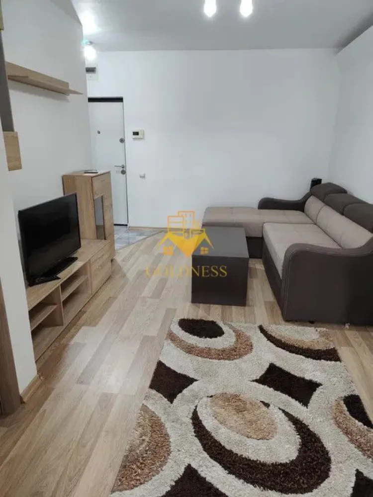 2 camere, Intre Lacuri, Zona Iulius Mall, FSEGA, Parcare, UAD, MOL - GOLDNESS Imobiliare vă propune spre închiriere un apartament cu   2 camere semidecomandate, complet mobilat și utilat, la etajul  1 într-un imobil de  3 etaje, cu lift, in Cartierul Între Lacuri.
Se poate inchiria un loc de parcae contracost-aprox 20e/luna!
Se află în apropierea stațiilor de transport în comun, magazine, restaurante, spații verzi, farmacii, etc. 
 Apartamentul este compartimentat astfel:
 - dormitor cu pat matrimonial, dressing, noptiere
 - living (camera de trecere) cu canapea extensibilă, TV,măsută pentru cafea
 - bucatarie complet utilată și mobilată ,loc de servit masa 
- baie cu cadă, calorifer port prosop și dulap pentru depozitare.
 - balcon 5 mp.

Imobilul este dotat cu toate cele necesare- centrală proprie, frigider, aragaz, hotă, mașină de spălat haine,   etc. 
Dacă sunteți interesați de acest apartament și doriți să îl vizionați, dar și pentru alte oferte nu ezitați să ne contactați telefonic sau prin e-mail. Vă stăm la dispoziție!
Pentru intermediere se percepe un comision de 50% din prețul chiriei!