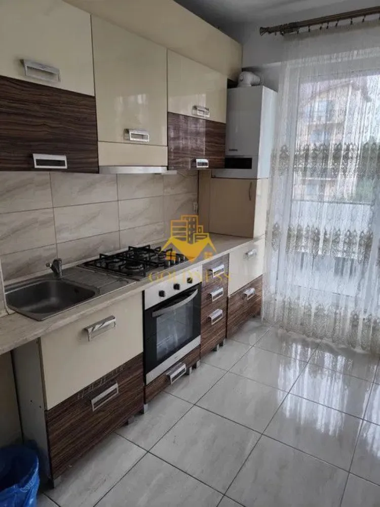 2 camere, Intre Lacuri, Zona Iulius Mall, FSEGA, Parcare, UAD, MOL - GOLDNESS Imobiliare vă propune spre închiriere un apartament cu   2 camere semidecomandate, complet mobilat și utilat, la etajul  1 într-un imobil de  3 etaje, cu lift, in Cartierul Între Lacuri.
Se poate inchiria un loc de parcae contracost-aprox 20e/luna!
Se află în apropierea stațiilor de transport în comun, magazine, restaurante, spații verzi, farmacii, etc. 
 Apartamentul este compartimentat astfel:
 - dormitor cu pat matrimonial, dressing, noptiere
 - living (camera de trecere) cu canapea extensibilă, TV,măsută pentru cafea
 - bucatarie complet utilată și mobilată ,loc de servit masa 
- baie cu cadă, calorifer port prosop și dulap pentru depozitare.
 - balcon 5 mp.

Imobilul este dotat cu toate cele necesare- centrală proprie, frigider, aragaz, hotă, mașină de spălat haine,   etc. 
Dacă sunteți interesați de acest apartament și doriți să îl vizionați, dar și pentru alte oferte nu ezitați să ne contactați telefonic sau prin e-mail. Vă stăm la dispoziție!
Pentru intermediere se percepe un comision de 50% din prețul chiriei!
