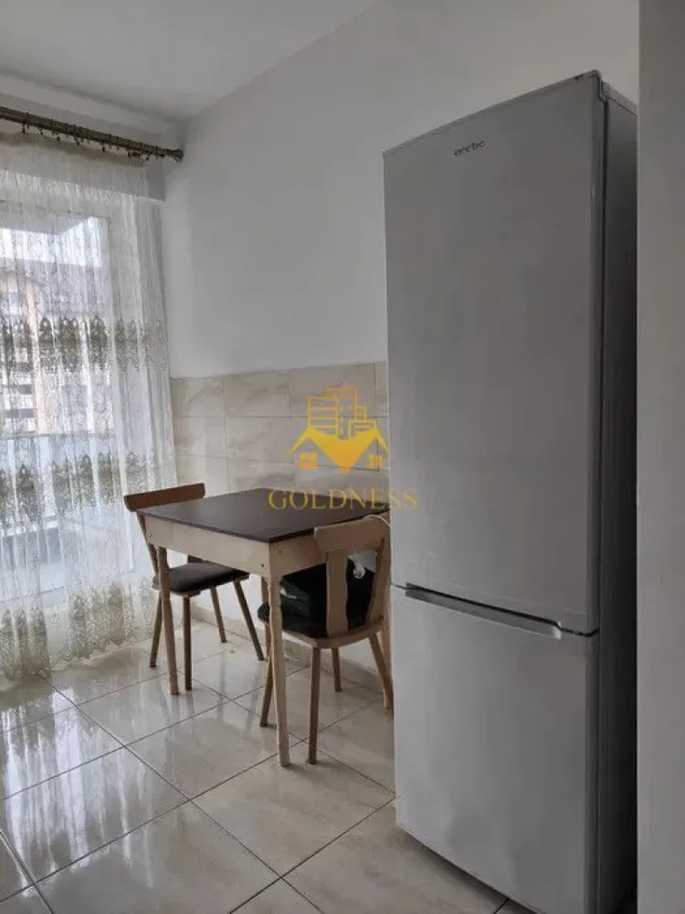 2 camere, Intre Lacuri, Zona Iulius Mall, FSEGA, Parcare, UAD, MOL - GOLDNESS Imobiliare vă propune spre închiriere un apartament cu   2 camere semidecomandate, complet mobilat și utilat, la etajul  1 într-un imobil de  3 etaje, cu lift, in Cartierul Între Lacuri.
Se poate inchiria un loc de parcae contracost-aprox 20e/luna!
Se află în apropierea stațiilor de transport în comun, magazine, restaurante, spații verzi, farmacii, etc. 
 Apartamentul este compartimentat astfel:
 - dormitor cu pat matrimonial, dressing, noptiere
 - living (camera de trecere) cu canapea extensibilă, TV,măsută pentru cafea
 - bucatarie complet utilată și mobilată ,loc de servit masa 
- baie cu cadă, calorifer port prosop și dulap pentru depozitare.
 - balcon 5 mp.

Imobilul este dotat cu toate cele necesare- centrală proprie, frigider, aragaz, hotă, mașină de spălat haine,   etc. 
Dacă sunteți interesați de acest apartament și doriți să îl vizionați, dar și pentru alte oferte nu ezitați să ne contactați telefonic sau prin e-mail. Vă stăm la dispoziție!
Pentru intermediere se percepe un comision de 50% din prețul chiriei!