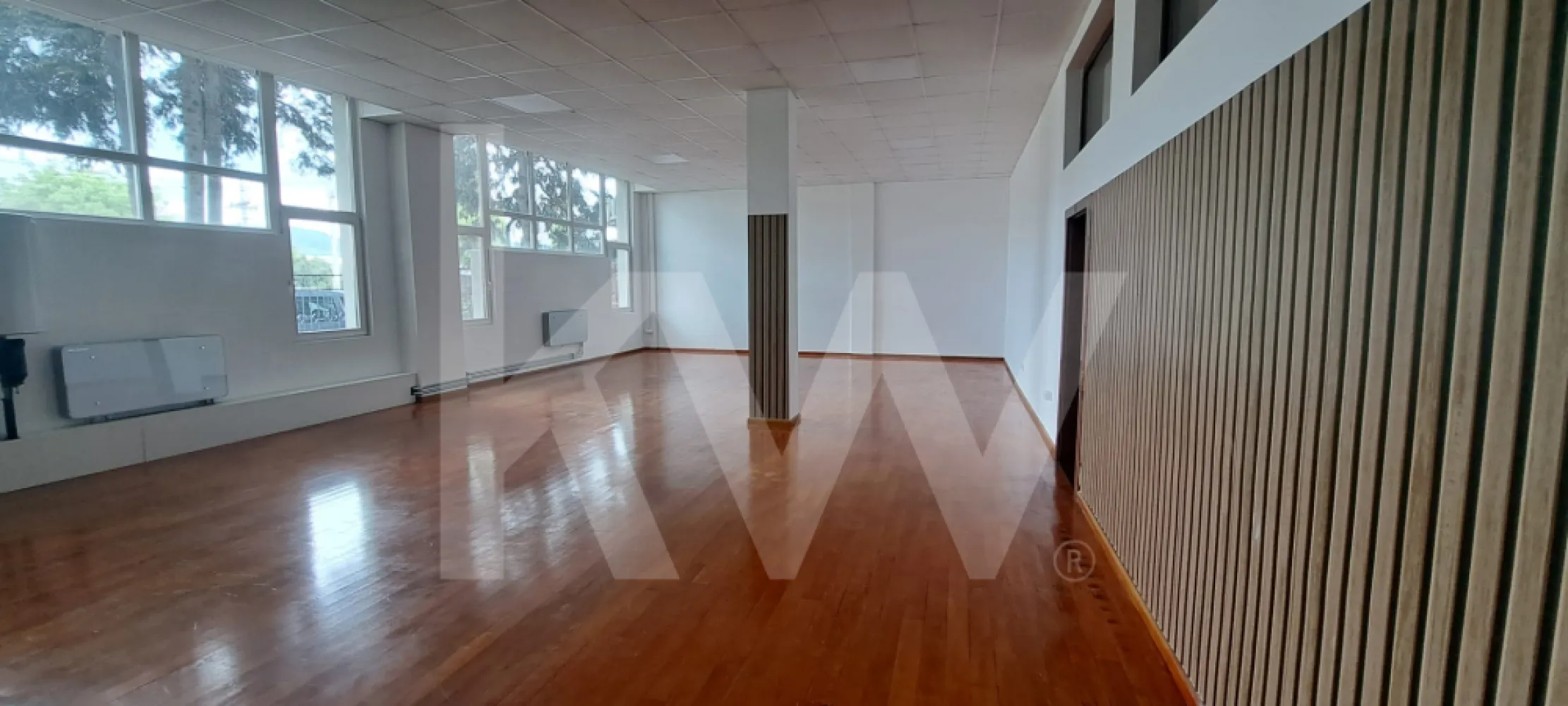 De Închiriat ,spațiu comercial/birouri – parter, acces stradal direct - De Închiriat: Spațiu Comercial/Birouri – Parter, acces stradal direct

Vă oferim spre închiriere un spațiu versatil și luminos, situat la parterul unei clădiri moderne de birouri, cu acces direct din strada principală. Datorită compartimentării inteligente și a vizibilității excelente, locația este ideală pentru: sediu de firmă, showroom, clinică medicală / stomatologică sau activități comerciale.

Spațiul este deosebit de generos și este configurat astfel încât să răspundă celor mai exigente cerințe de business:

Birou de primire: O primă încăpere ideală pentru recepție, secretariat sau birou managerial.

Open space spectaculos (128 mp): O zonă vastă și luminoasă, dotată cu geamuri mari )  perfectă pentru showroom, stații de lucru sau sală de tratament.

Zonă administrativă: Două încăperi suplimentare, pretabile excelent pentru bucătărie/oficiu și zonă de depozitare/arhivă.

Acces la grup sanitar (baie) complet utilat.

Intrare complet separată, asigurând independență și flux privat pentru clienți și angajați.

Confort termic total: Sistem propriu de încălzire și răcire (climatizare), optim pentru controlul costurilor și un mediu de lucru plăcut tot anul.

Locuri de parcare: 3 locuri de parcare incluse, un avantaj major pentru zona centrală/de birouri.

Vizibilitate maximă: Accesul direct din strada principală garantează un flux pietonal și auto crescut, oferind o imagine excelentă afacerii dumneavoastră.

 Contactați-ne pentru mai multe detalii și pentru a programa o vizionare! Locația perfectă pentru următorul nivel al afacerii dumneavoastră vă așteaptă.