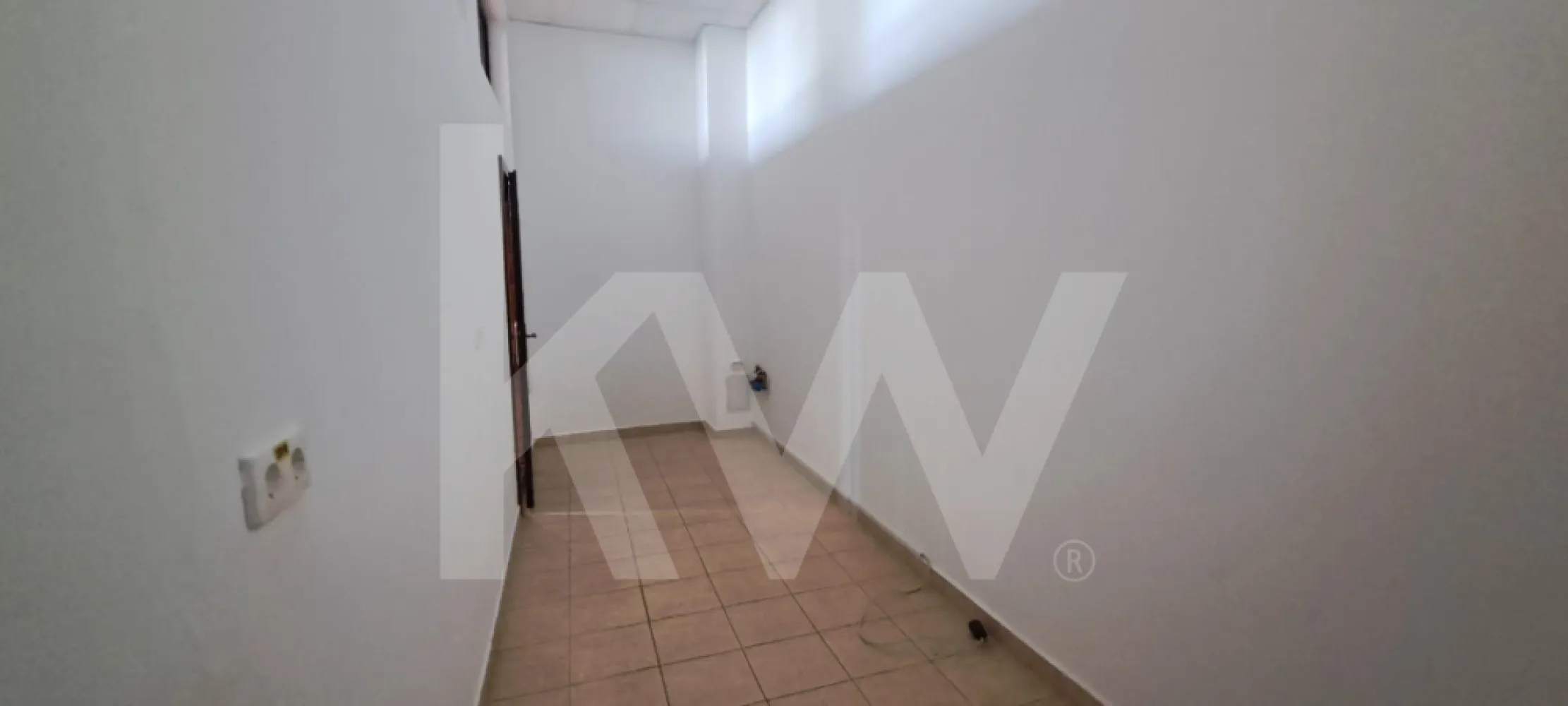 De Închiriat ,spațiu comercial/birouri – parter, acces stradal direct - De Închiriat: Spațiu Comercial/Birouri – Parter, acces stradal direct

Vă oferim spre închiriere un spațiu versatil și luminos, situat la parterul unei clădiri moderne de birouri, cu acces direct din strada principală. Datorită compartimentării inteligente și a vizibilității excelente, locația este ideală pentru: sediu de firmă, showroom, clinică medicală / stomatologică sau activități comerciale.

Spațiul este deosebit de generos și este configurat astfel încât să răspundă celor mai exigente cerințe de business:

Birou de primire: O primă încăpere ideală pentru recepție, secretariat sau birou managerial.

Open space spectaculos (128 mp): O zonă vastă și luminoasă, dotată cu geamuri mari )  perfectă pentru showroom, stații de lucru sau sală de tratament.

Zonă administrativă: Două încăperi suplimentare, pretabile excelent pentru bucătărie/oficiu și zonă de depozitare/arhivă.

Acces la grup sanitar (baie) complet utilat.

Intrare complet separată, asigurând independență și flux privat pentru clienți și angajați.

Confort termic total: Sistem propriu de încălzire și răcire (climatizare), optim pentru controlul costurilor și un mediu de lucru plăcut tot anul.

Locuri de parcare: 3 locuri de parcare incluse, un avantaj major pentru zona centrală/de birouri.

Vizibilitate maximă: Accesul direct din strada principală garantează un flux pietonal și auto crescut, oferind o imagine excelentă afacerii dumneavoastră.

 Contactați-ne pentru mai multe detalii și pentru a programa o vizionare! Locația perfectă pentru următorul nivel al afacerii dumneavoastră vă așteaptă.