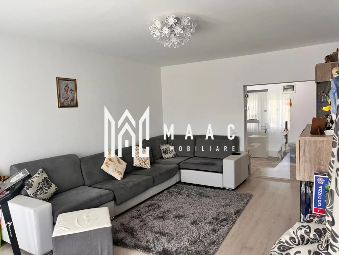 Apartament 2 camere | Cartierul Arhitecților, Sibiu | 74 mp, parcare inclusă - Apartament de vânzare în Sibiu, în Cartierul Arhitecților - Calea Cisnădiei, cu 74 mp utili, parcare inclusă și balcon.

Detalii proprietate:
• 2 camere: 1 dormitor și 1 living foarte spațios
• bucătărie separată și 1 baie
• suprafață utilă: 74 mp
• etaj 2
• construit în 2015
• 1 balcon cu acces atât din bucătărie, cât și din living
• loc de parcare inclus

Context zonă:
Imobilul este situat pe strada Constantin Lepadatu, în zona Cartierul Arhitecților - Calea Cisnădiei, Sibiu, cu o adresă clară pentru cei care caută un apartament de vânzare în această zonă.

Pentru mai multe detalii sau pentru stabilirea unei vizionări, contactați echipa MAAC Imobiliare și menționați codul CP3172906.