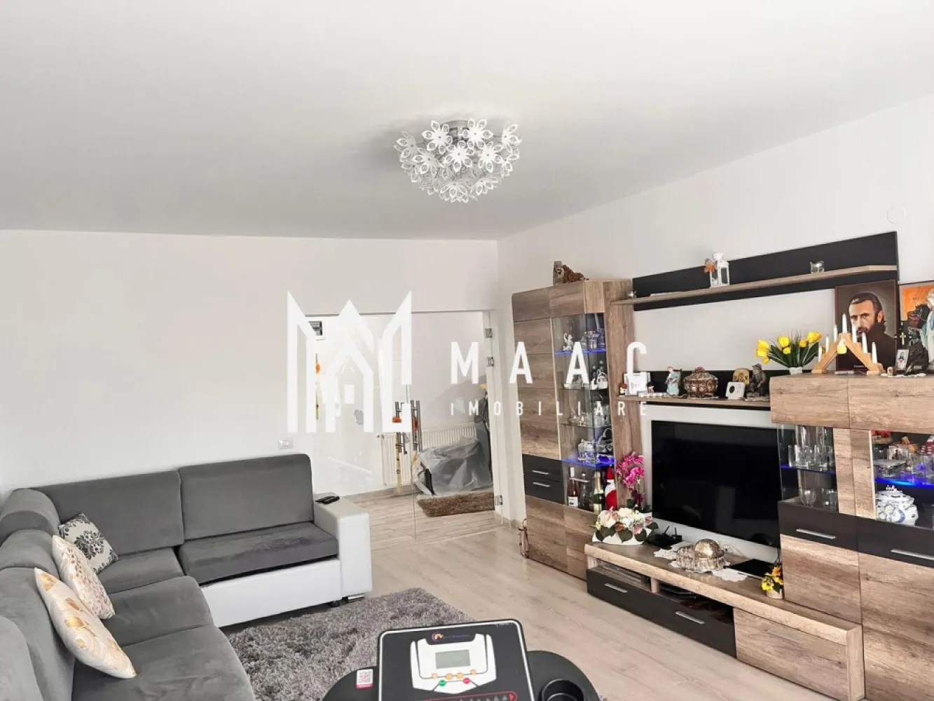 Apartament 2 camere | Cartierul Arhitecților, Sibiu | 74 mp, parcare inclusă - Apartament de vânzare în Sibiu, în Cartierul Arhitecților - Calea Cisnădiei, cu 74 mp utili, parcare inclusă și balcon.

Detalii proprietate:
• 2 camere: 1 dormitor și 1 living foarte spațios
• bucătărie separată și 1 baie
• suprafață utilă: 74 mp
• etaj 2
• construit în 2015
• 1 balcon cu acces atât din bucătărie, cât și din living
• loc de parcare inclus

Context zonă:
Imobilul este situat pe strada Constantin Lepadatu, în zona Cartierul Arhitecților - Calea Cisnădiei, Sibiu, cu o adresă clară pentru cei care caută un apartament de vânzare în această zonă.

Pentru mai multe detalii sau pentru stabilirea unei vizionări, contactați echipa MAAC Imobiliare și menționați codul CP3172906.