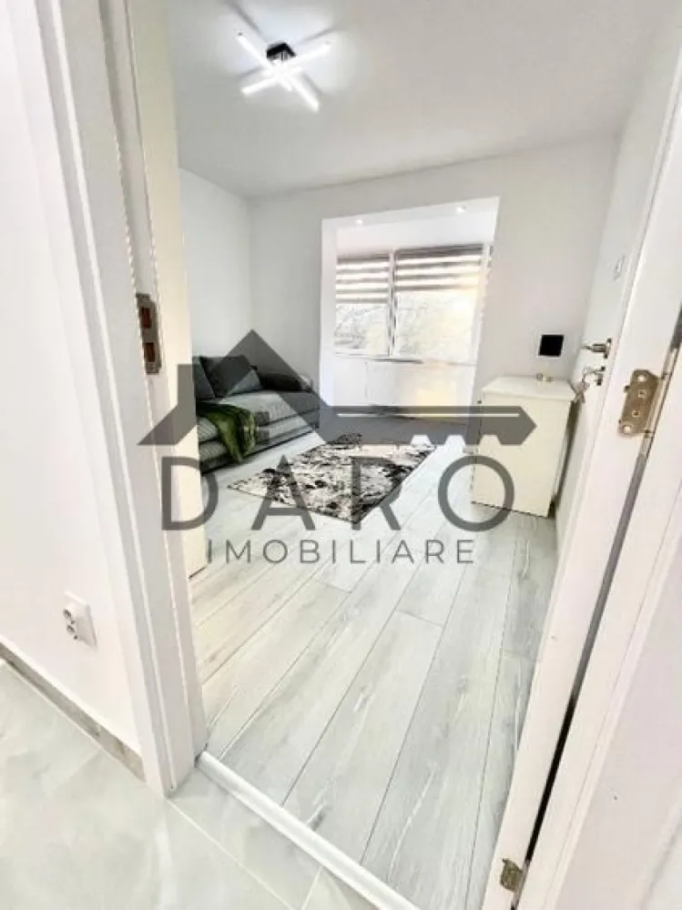 Apartament 2 camere , 7 noiembrie (5 min de UMFST) amenajat modern - PROPRIETAR vând apartament cu 2 camere , comfort 1 , decomandat , recent renovat și complect utilat situat într-una din cele mai bune zone din Tg Mureș , cartierul 7 Noiembrie cu vedere la parc și ferit de zgomot !
Apartamentul este recent renovat cu materiale de calitate premium utilat cu mobilier și electrocasnice NOI în GARANȚIE !
Se vinde exact cum este prezentat în poze
In apropierea imobilului regăsim :
Facultatea UMFST ,spitale,școli,grădinițe,piața agro-alimentara,PROFI (non-stop),farmacii,magazine,zona de agrement WEEKEND,magazine,restaurante,baruri,cafenele,supermarketuri,stații de autobuz și taxi. etc
Este o oportunitate excelentă pentru investiție chiria în zona ridicându-se la 6-700€/luna !
Apartamentul este liber de sarcini și se predă noului proprietar în ziua perfectării actelor la notar !