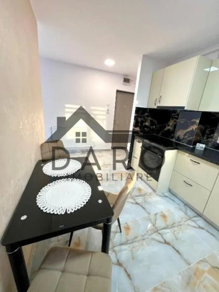 Apartament 2 camere , 7 noiembrie (5 min de UMFST) amenajat modern - PROPRIETAR vând apartament cu 2 camere , comfort 1 , decomandat , recent renovat și complect utilat situat într-una din cele mai bune zone din Tg Mureș , cartierul 7 Noiembrie cu vedere la parc și ferit de zgomot !
Apartamentul este recent renovat cu materiale de calitate premium utilat cu mobilier și electrocasnice NOI în GARANȚIE !
Se vinde exact cum este prezentat în poze
In apropierea imobilului regăsim :
Facultatea UMFST ,spitale,școli,grădinițe,piața agro-alimentara,PROFI (non-stop),farmacii,magazine,zona de agrement WEEKEND,magazine,restaurante,baruri,cafenele,supermarketuri,stații de autobuz și taxi. etc
Este o oportunitate excelentă pentru investiție chiria în zona ridicându-se la 6-700€/luna !
Apartamentul este liber de sarcini și se predă noului proprietar în ziua perfectării actelor la notar !