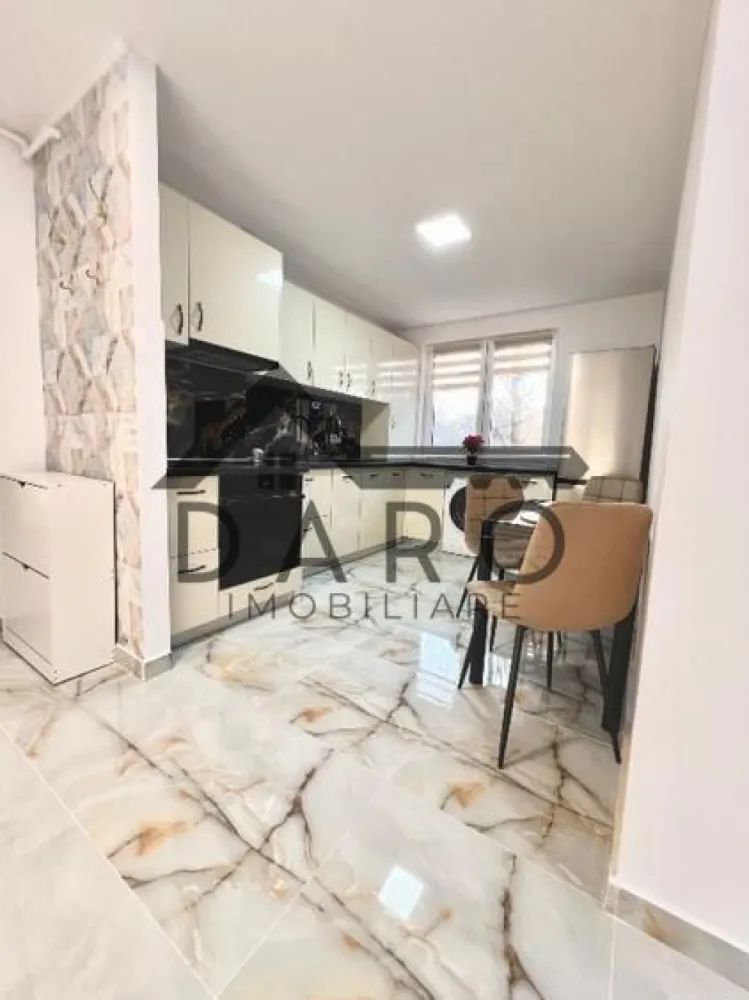 Apartament 2 camere , 7 noiembrie (5 min de UMFST) amenajat modern - PROPRIETAR vând apartament cu 2 camere , comfort 1 , decomandat , recent renovat și complect utilat situat într-una din cele mai bune zone din Tg Mureș , cartierul 7 Noiembrie cu vedere la parc și ferit de zgomot !
Apartamentul este recent renovat cu materiale de calitate premium utilat cu mobilier și electrocasnice NOI în GARANȚIE !
Se vinde exact cum este prezentat în poze
In apropierea imobilului regăsim :
Facultatea UMFST ,spitale,școli,grădinițe,piața agro-alimentara,PROFI (non-stop),farmacii,magazine,zona de agrement WEEKEND,magazine,restaurante,baruri,cafenele,supermarketuri,stații de autobuz și taxi. etc
Este o oportunitate excelentă pentru investiție chiria în zona ridicându-se la 6-700€/luna !
Apartamentul este liber de sarcini și se predă noului proprietar în ziua perfectării actelor la notar !