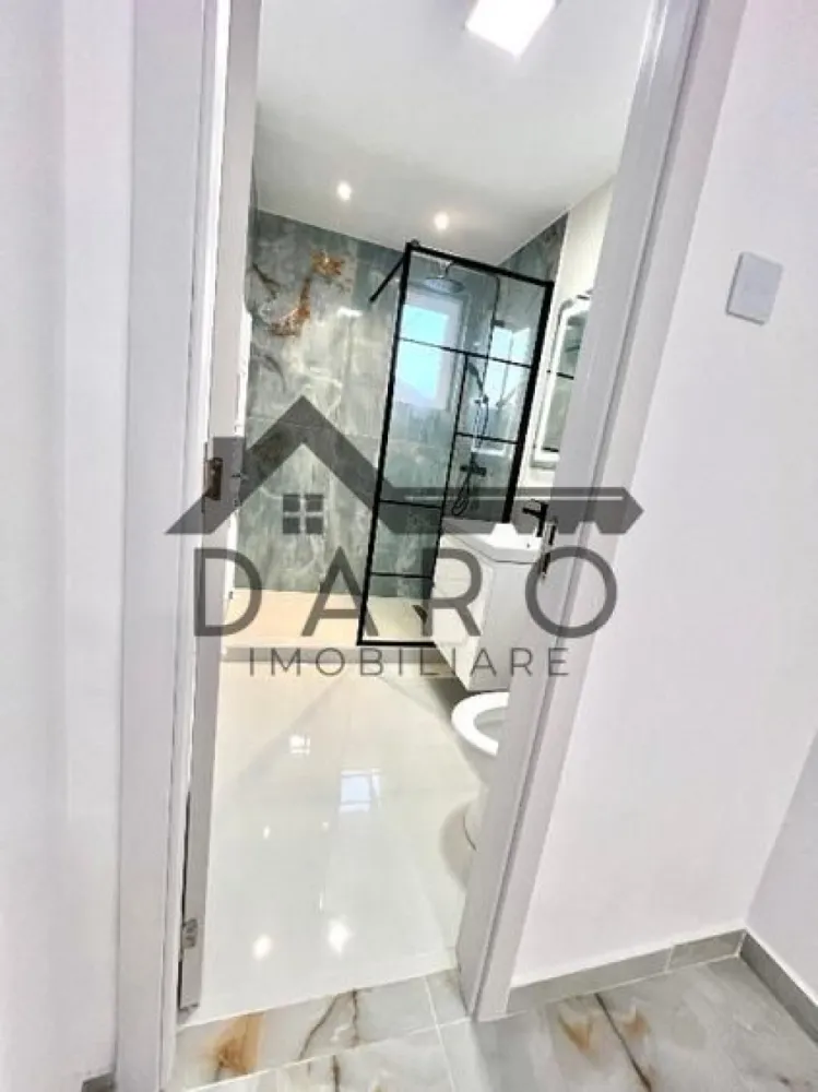 Apartament 2 camere , 7 noiembrie (5 min de UMFST) amenajat modern - PROPRIETAR vând apartament cu 2 camere , comfort 1 , decomandat , recent renovat și complect utilat situat într-una din cele mai bune zone din Tg Mureș , cartierul 7 Noiembrie cu vedere la parc și ferit de zgomot !
Apartamentul este recent renovat cu materiale de calitate premium utilat cu mobilier și electrocasnice NOI în GARANȚIE !
Se vinde exact cum este prezentat în poze
In apropierea imobilului regăsim :
Facultatea UMFST ,spitale,școli,grădinițe,piața agro-alimentara,PROFI (non-stop),farmacii,magazine,zona de agrement WEEKEND,magazine,restaurante,baruri,cafenele,supermarketuri,stații de autobuz și taxi. etc
Este o oportunitate excelentă pentru investiție chiria în zona ridicându-se la 6-700€/luna !
Apartamentul este liber de sarcini și se predă noului proprietar în ziua perfectării actelor la notar !